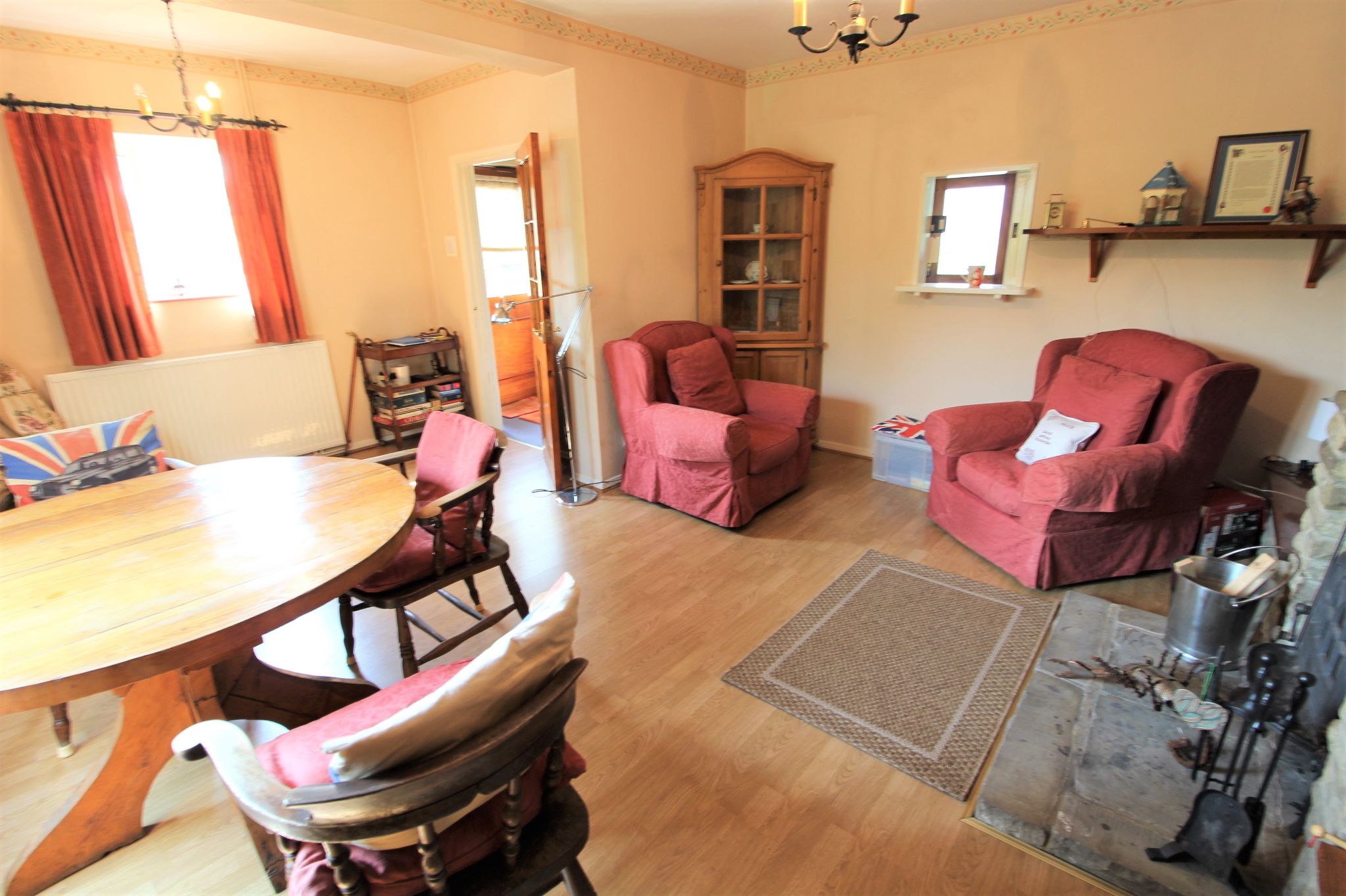 3 bedroom semi-detached house Sale Agreed in Potters Bar - Photograph 4