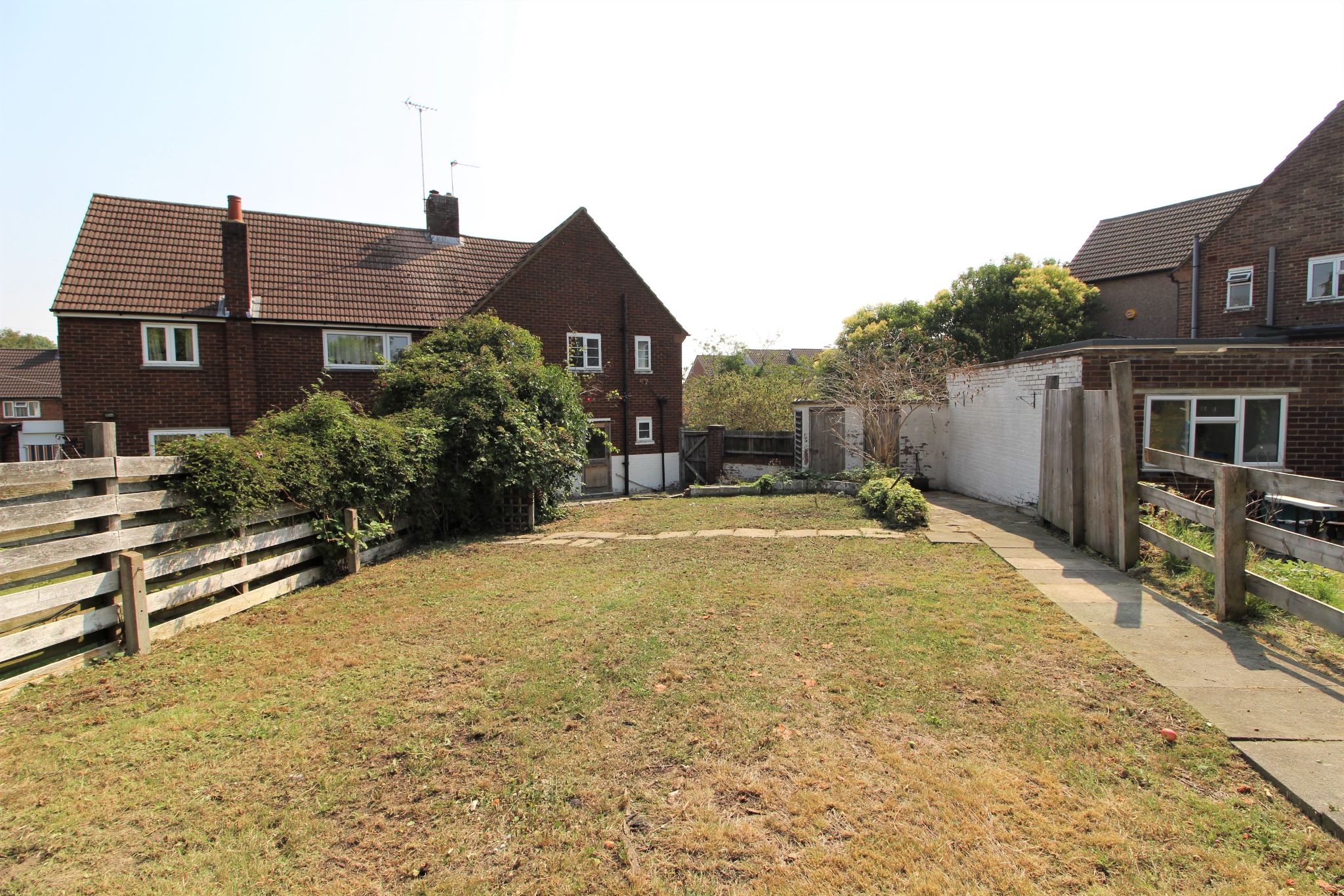 3 bedroom semi-detached house Sale Agreed in Potters Bar - Photograph 2