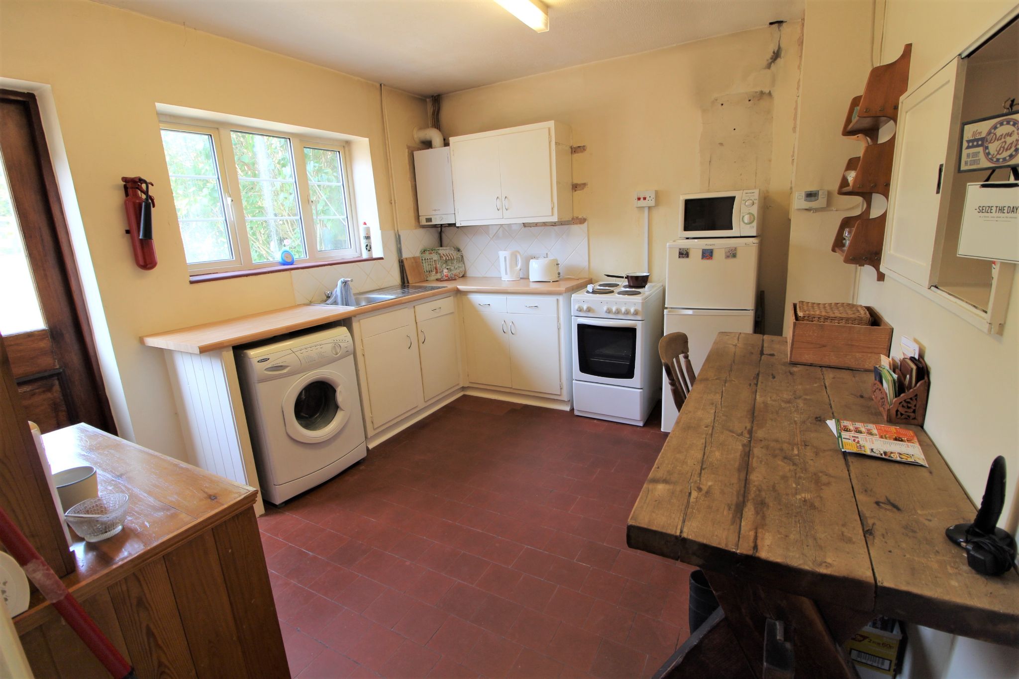 3 bedroom semi-detached house Sale Agreed in Potters Bar - Photograph 6