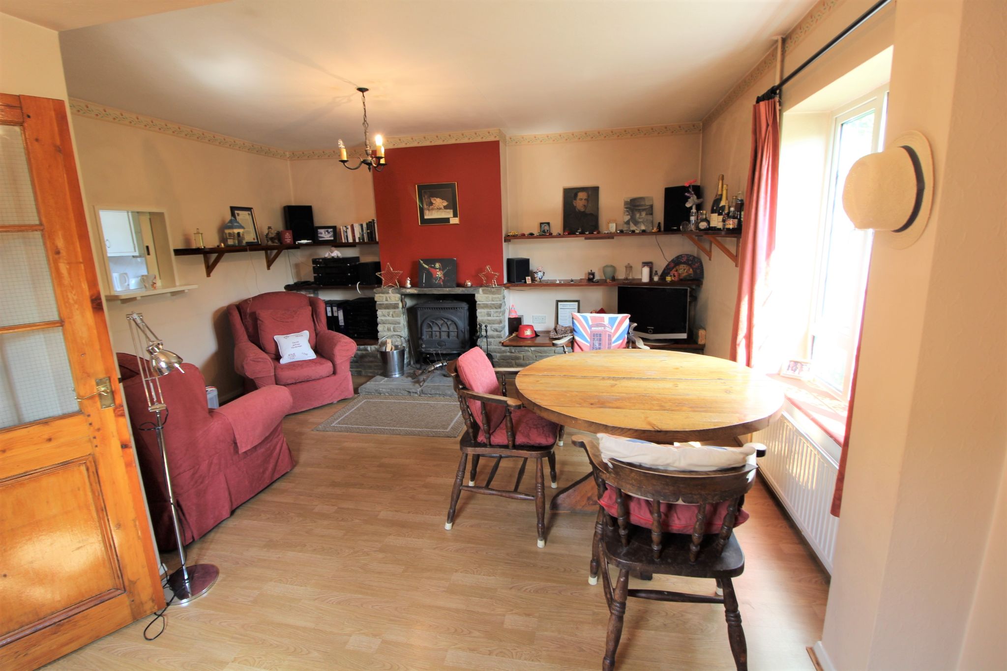 3 bedroom semi-detached house Sale Agreed in Potters Bar - Photograph 2