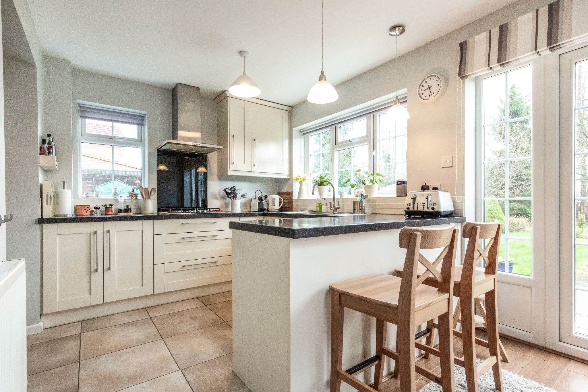 4 bedroom semi-detached house SSTC in Welham Green - Photograph 6