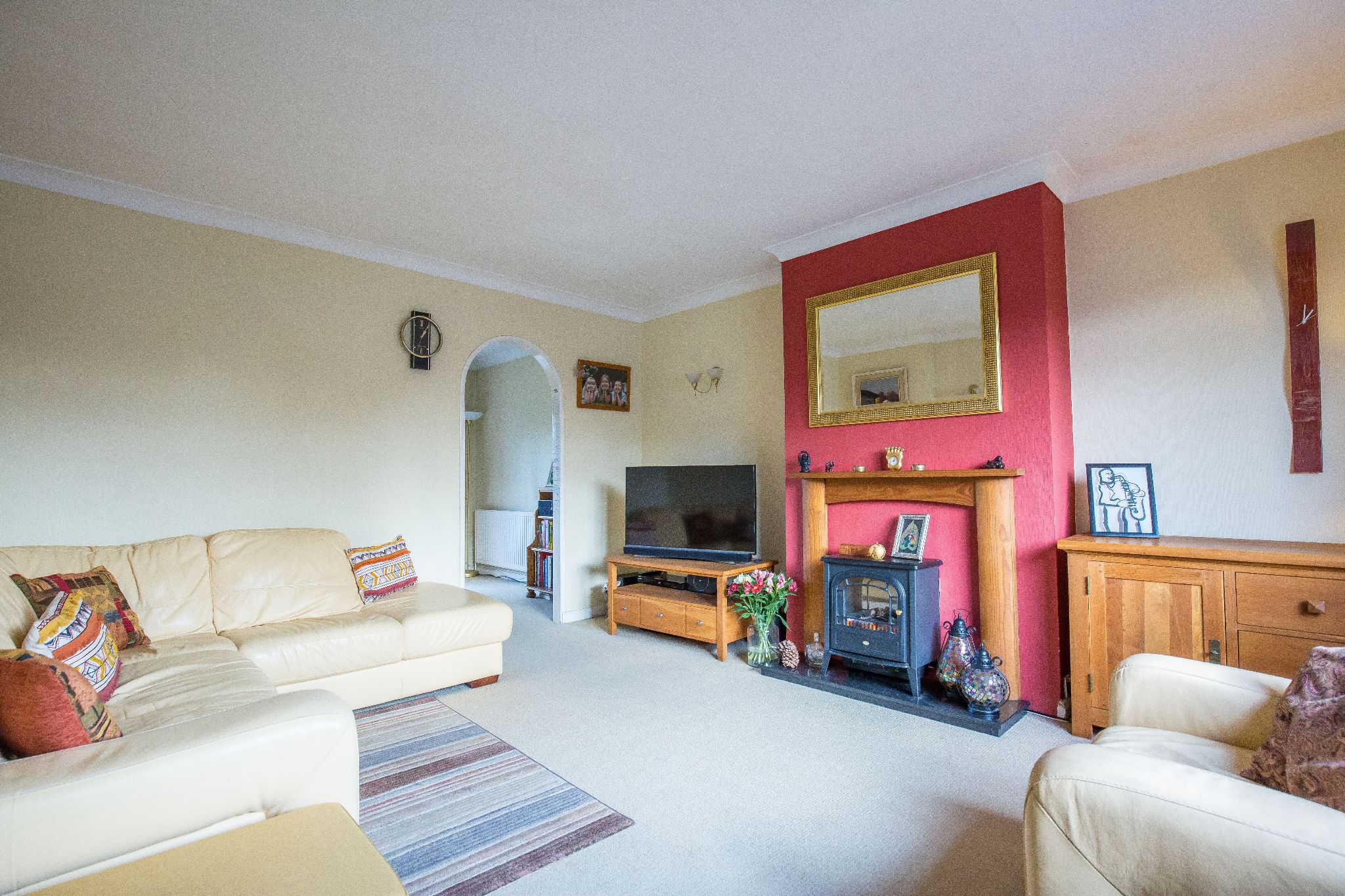 3 bedroom semi-detached house SSTC in Hatfield - Photograph 2