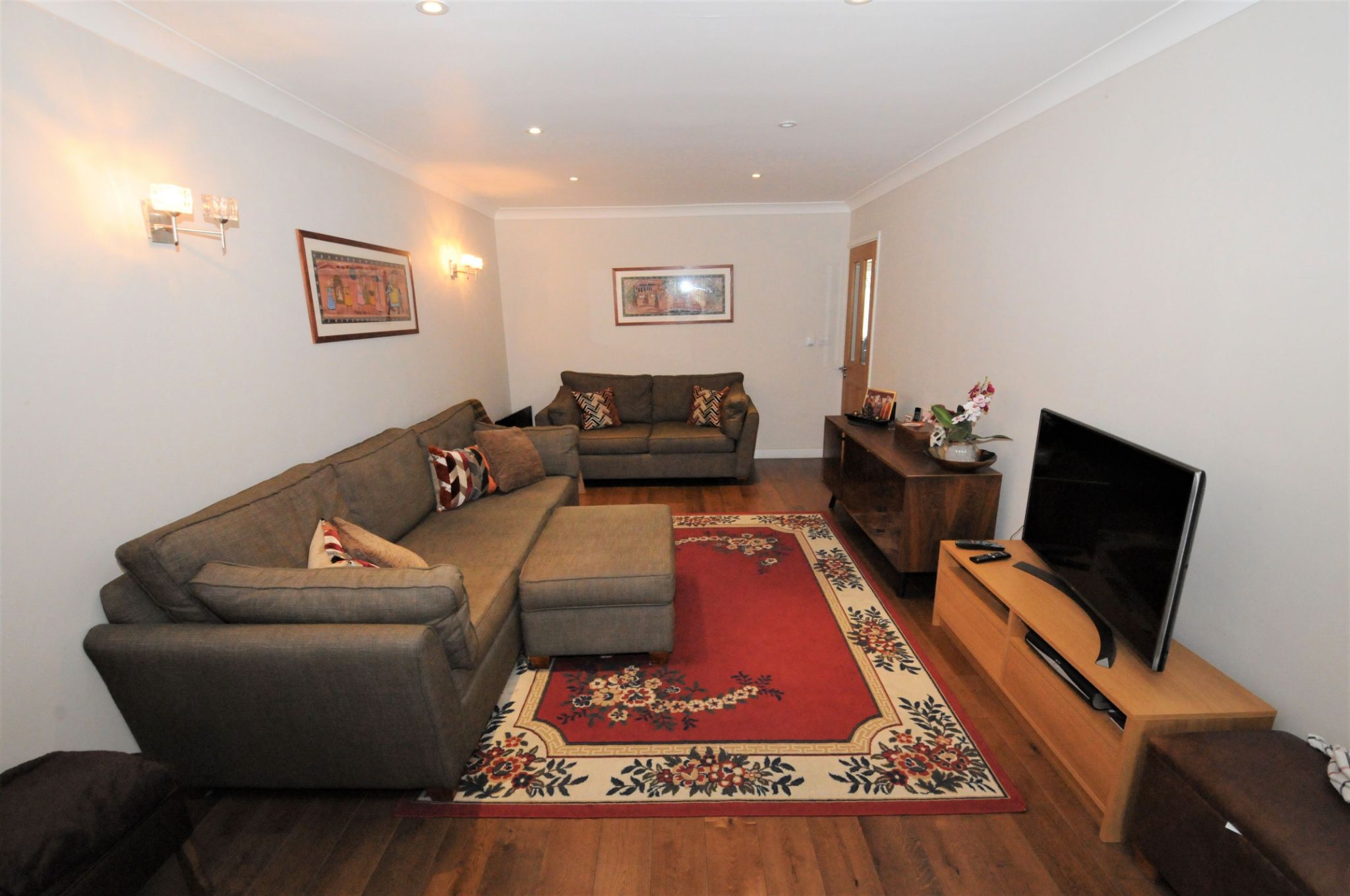 4 bedroom semi-detached bungalow SSTC in Potters Bar - Photograph 3