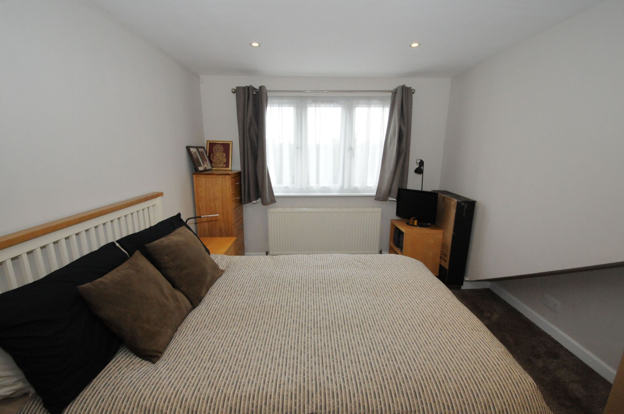 4 bedroom semi-detached bungalow SSTC in Potters Bar - Photograph 9