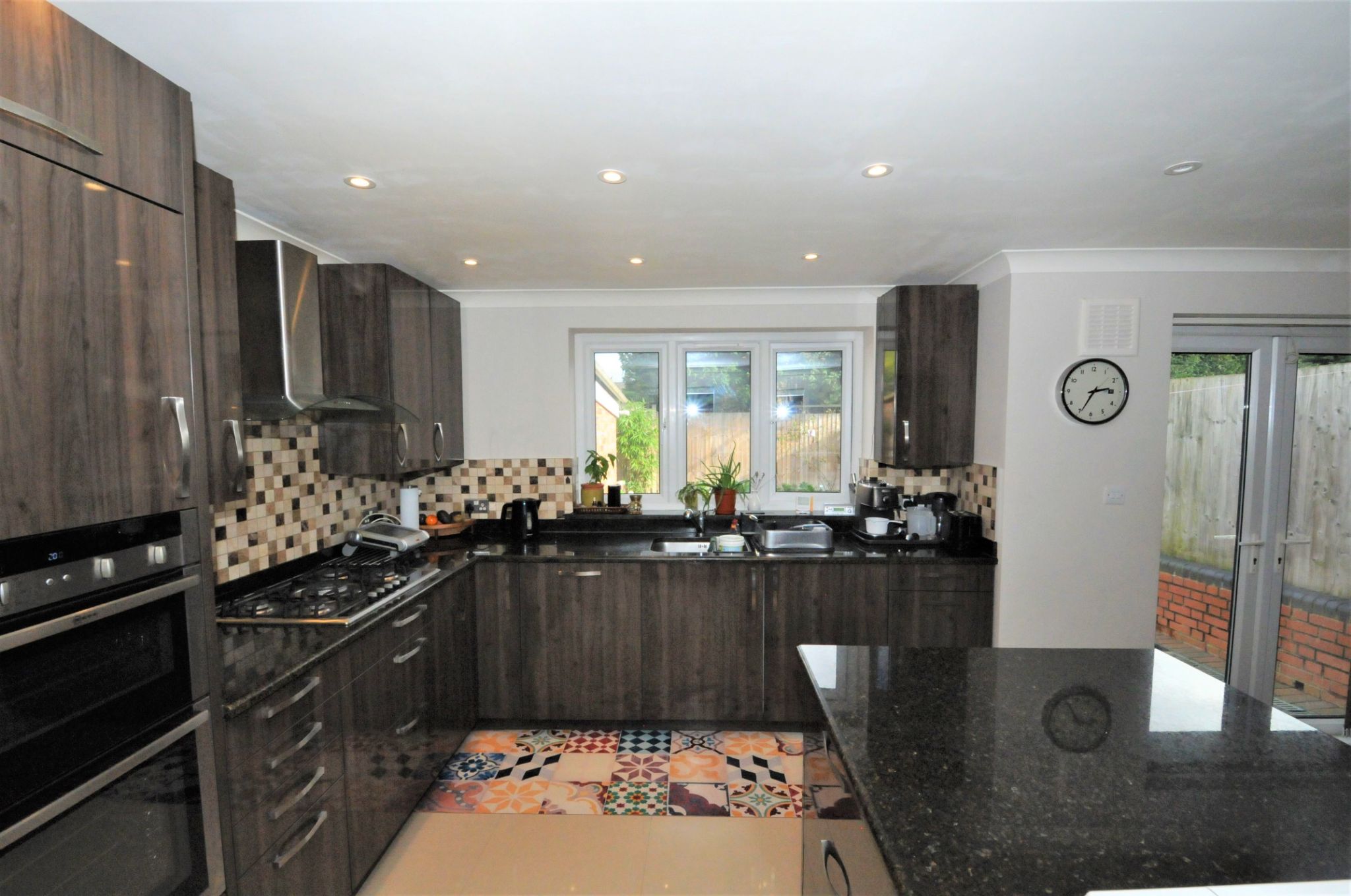 4 bedroom semi-detached bungalow SSTC in Potters Bar - Photograph 4