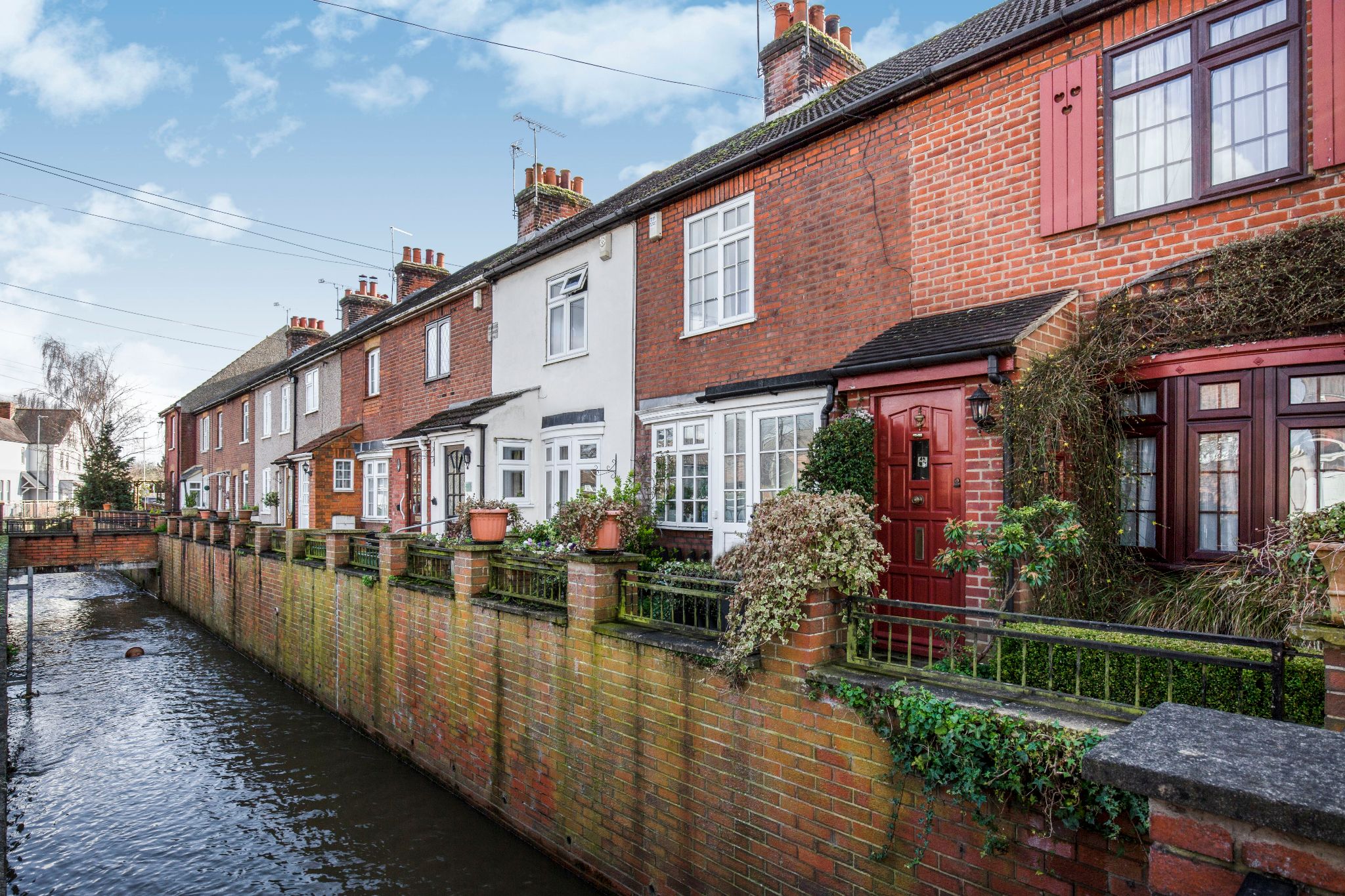 2 bedroom end terraced house Sale Agreed in Cheshunt - Photograph 1