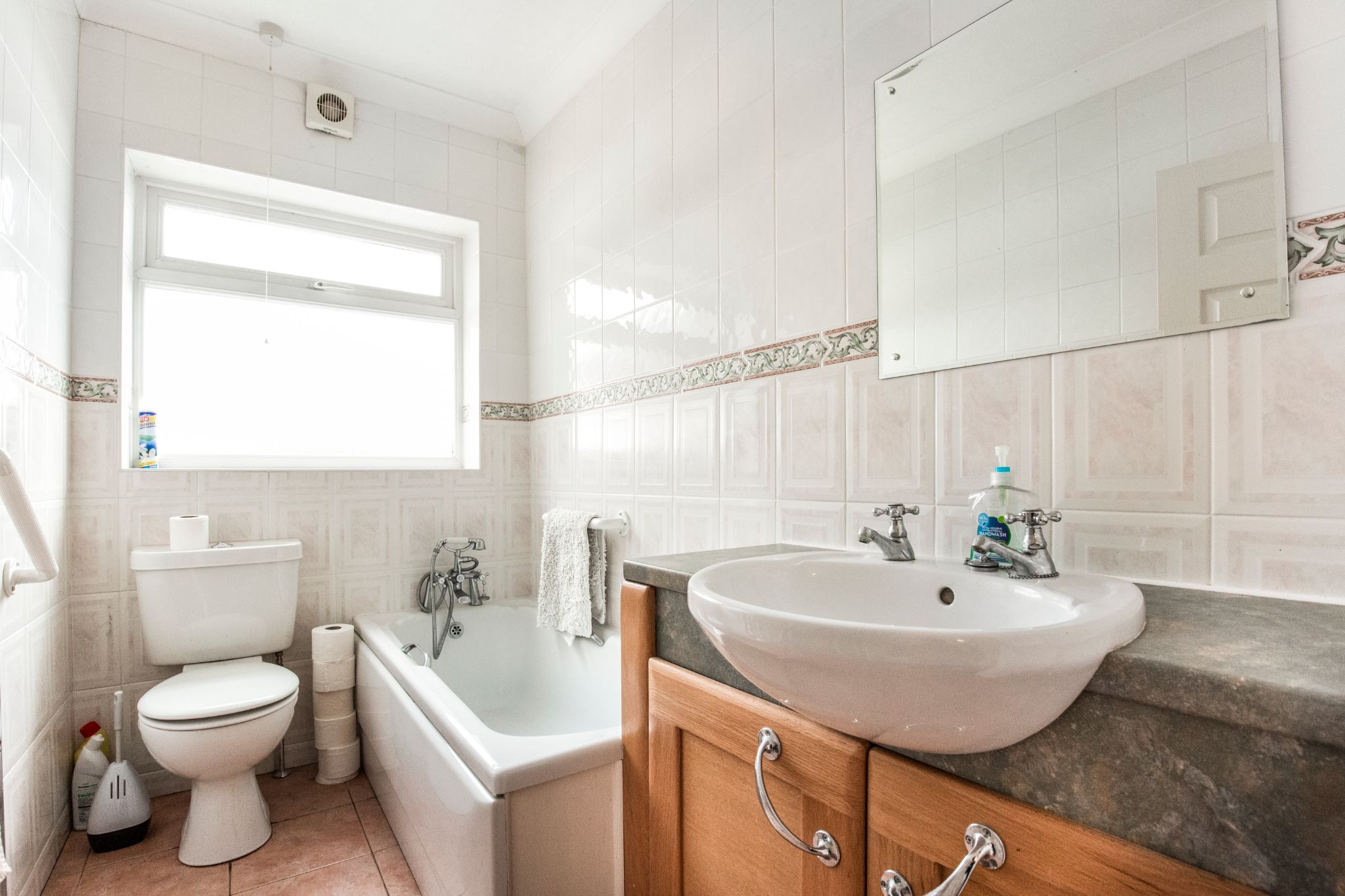 4 bedroom semi-detached bungalow SSTC in Potters Bar - Photograph 4