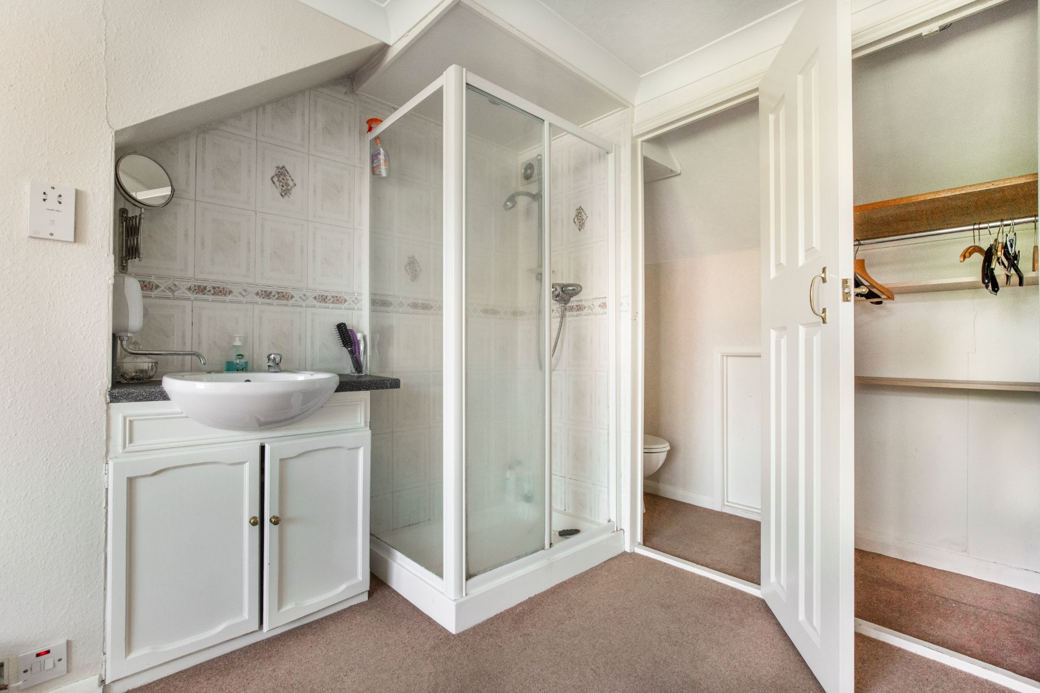4 bedroom semi-detached bungalow SSTC in Potters Bar - Photograph 9