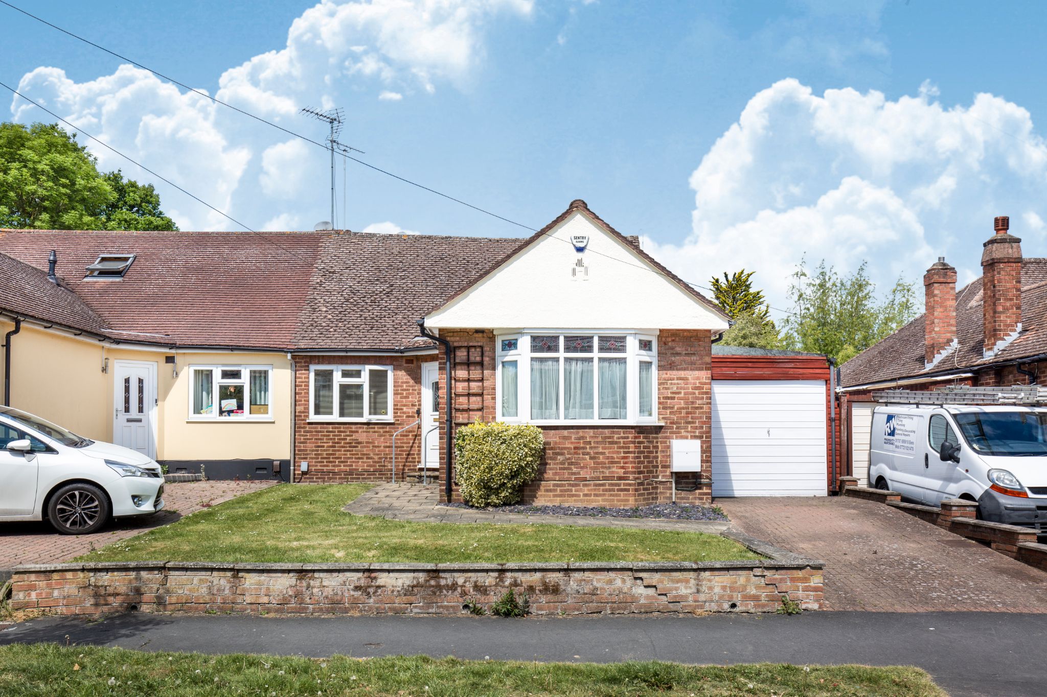 4 bedroom semi-detached bungalow Sale Agreed in Potters Bar - Photograph 15