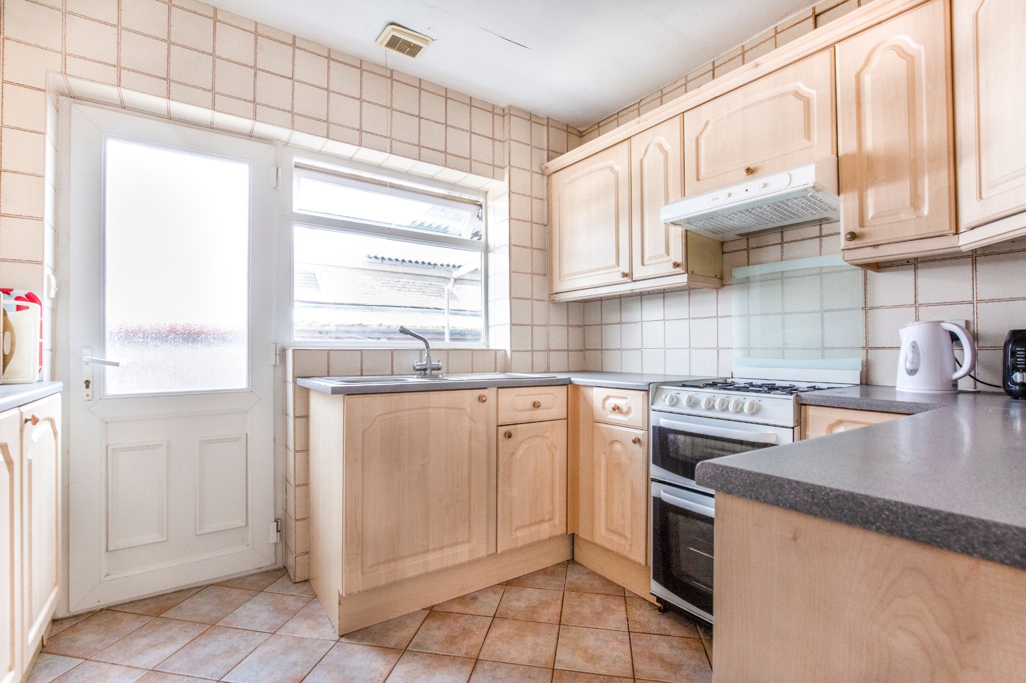 4 bedroom semi-detached bungalow SSTC in Potters Bar - Photograph 10