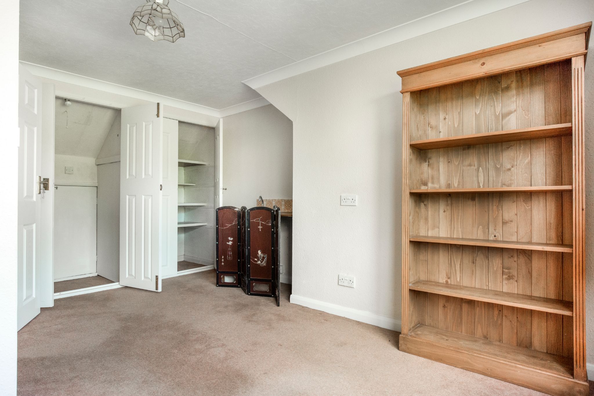 4 bedroom semi-detached bungalow SSTC in Potters Bar - Photograph 7
