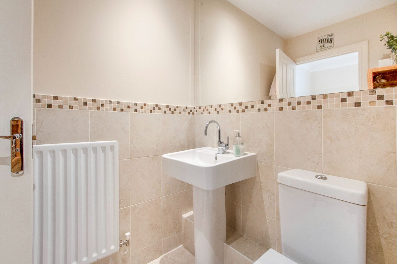 2 bedroom semi-detached house For Sale in Potters Bar - Photograph 15