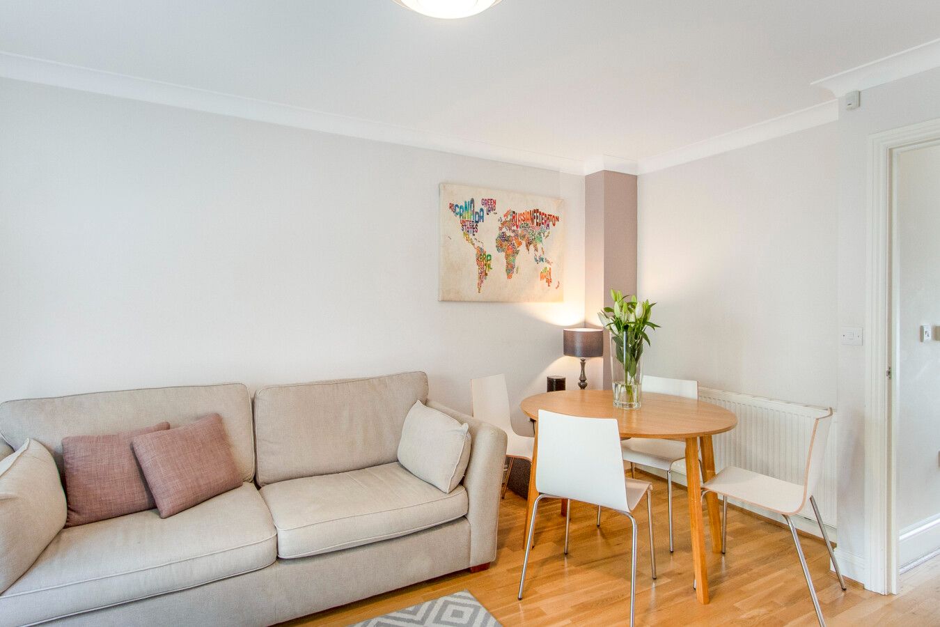 2 bedroom semi-detached house For Sale in Potters Bar - Photograph 5
