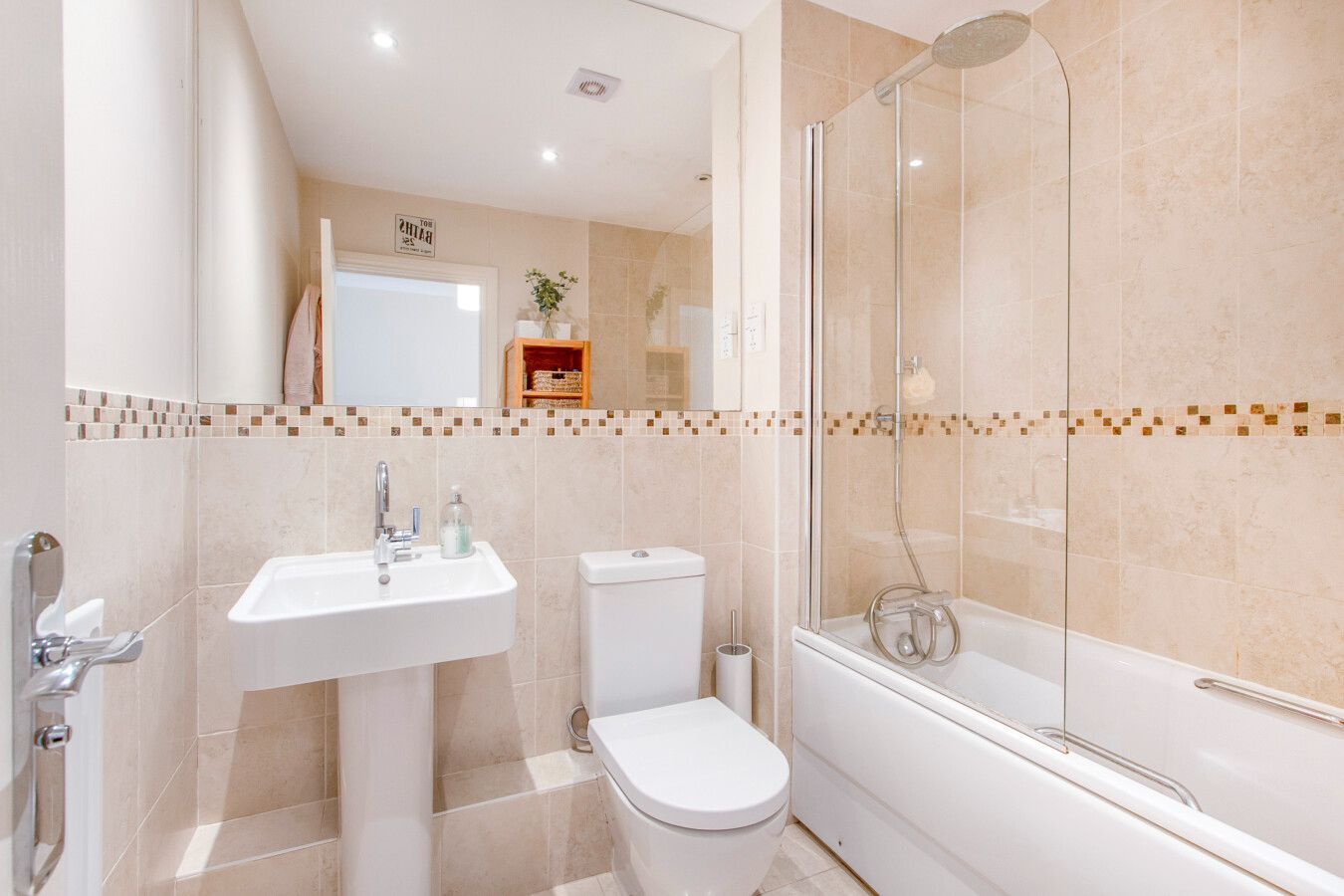 2 bedroom semi-detached house For Sale in Potters Bar - Photograph 14