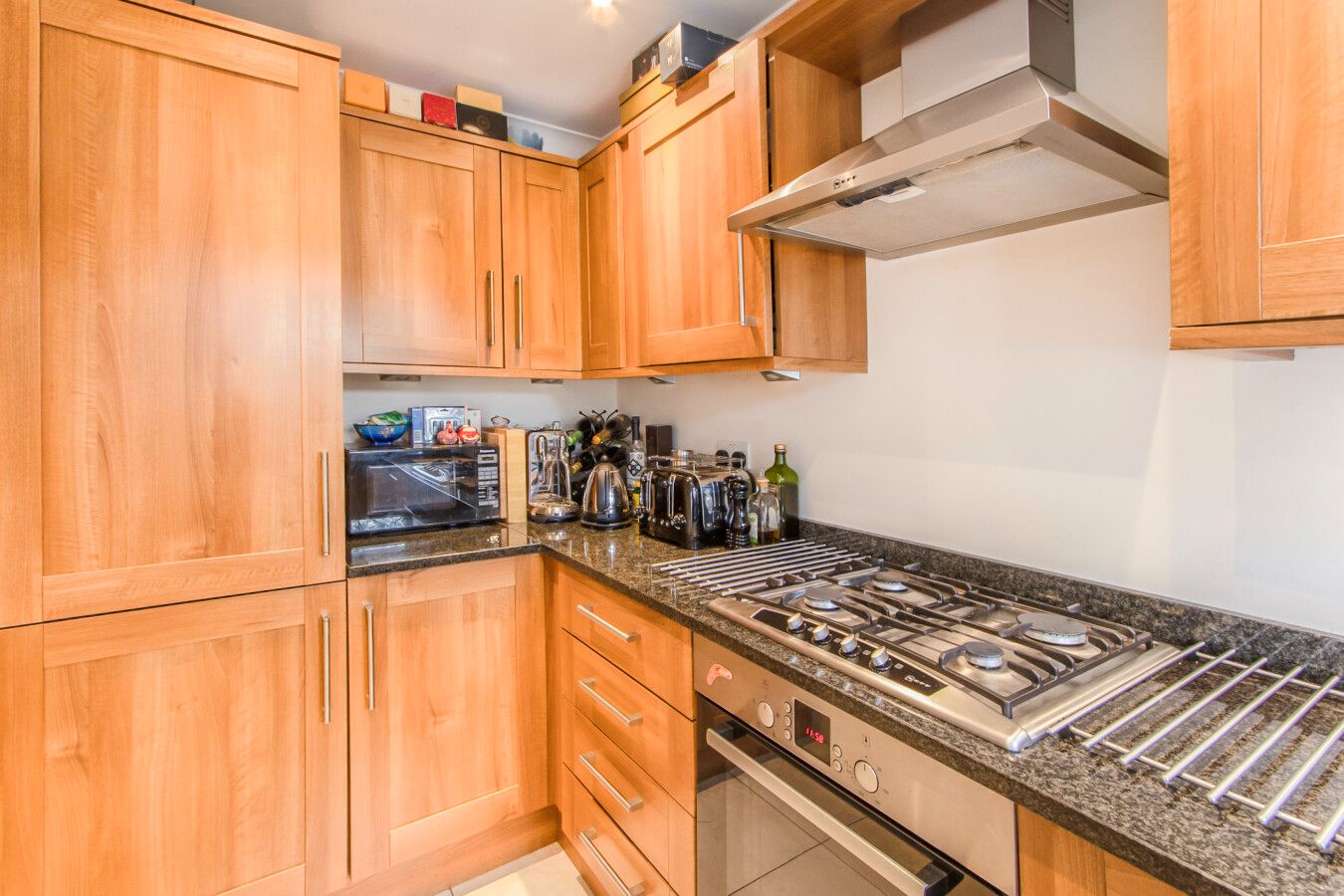 2 bedroom semi-detached house For Sale in Potters Bar - Photograph 2
