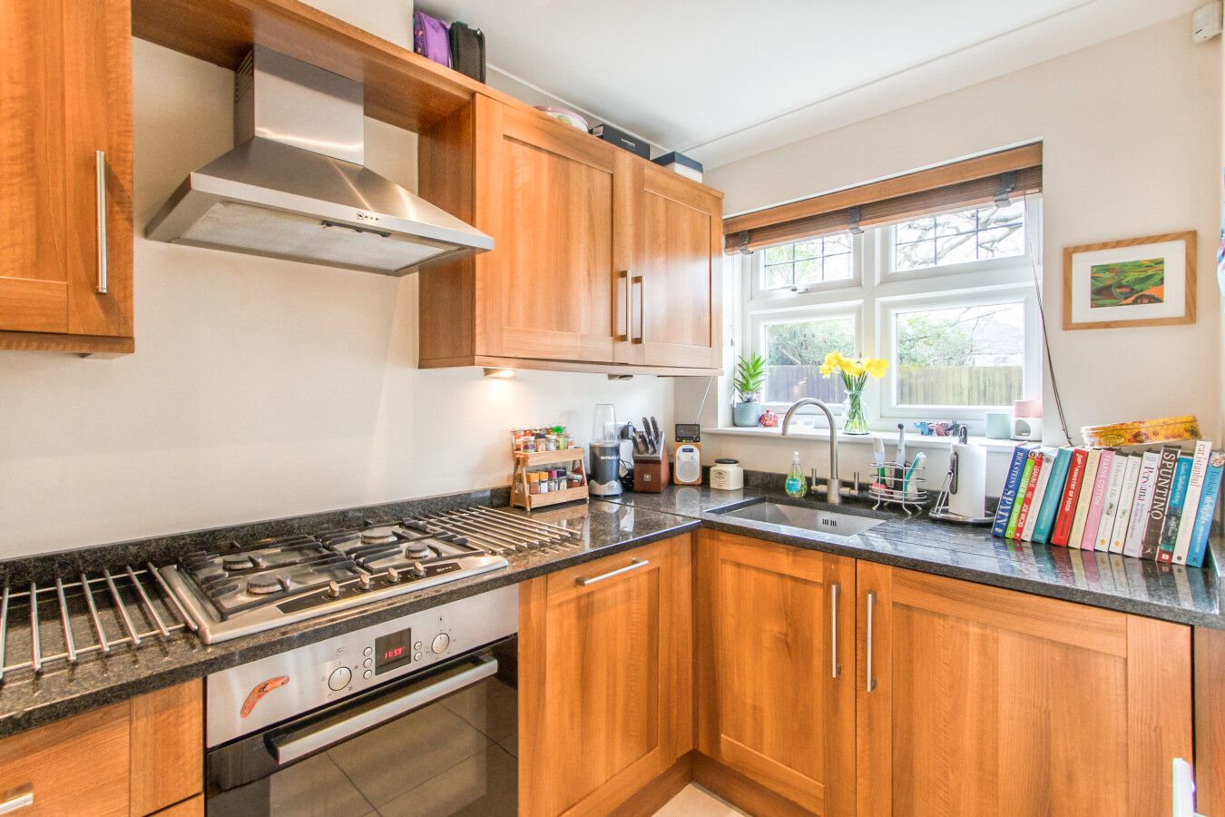 2 bedroom semi-detached house For Sale in Potters Bar - Photograph 3