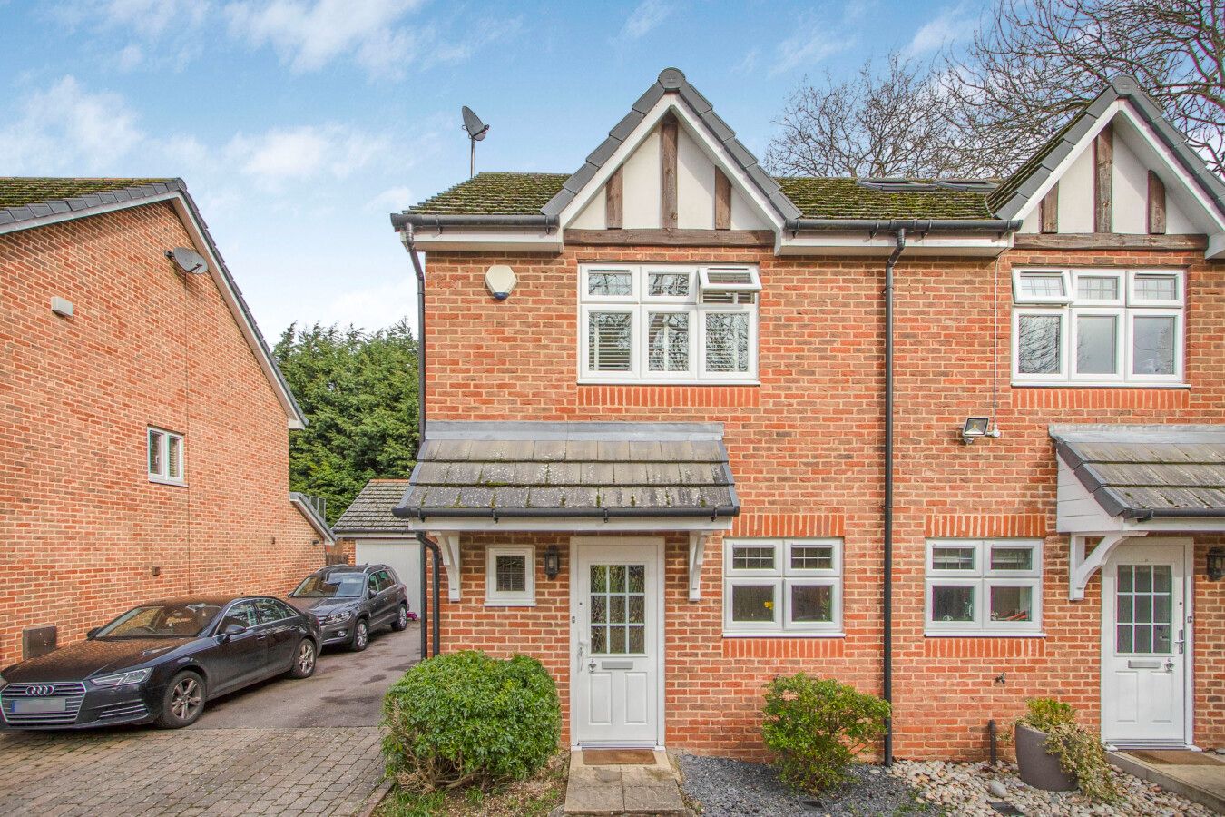 2 bedroom semi-detached house For Sale in Potters Bar - Photograph 1