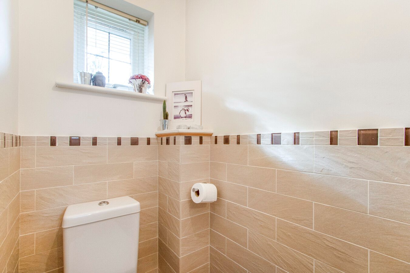 2 bedroom semi-detached house For Sale in Potters Bar - Photograph 16