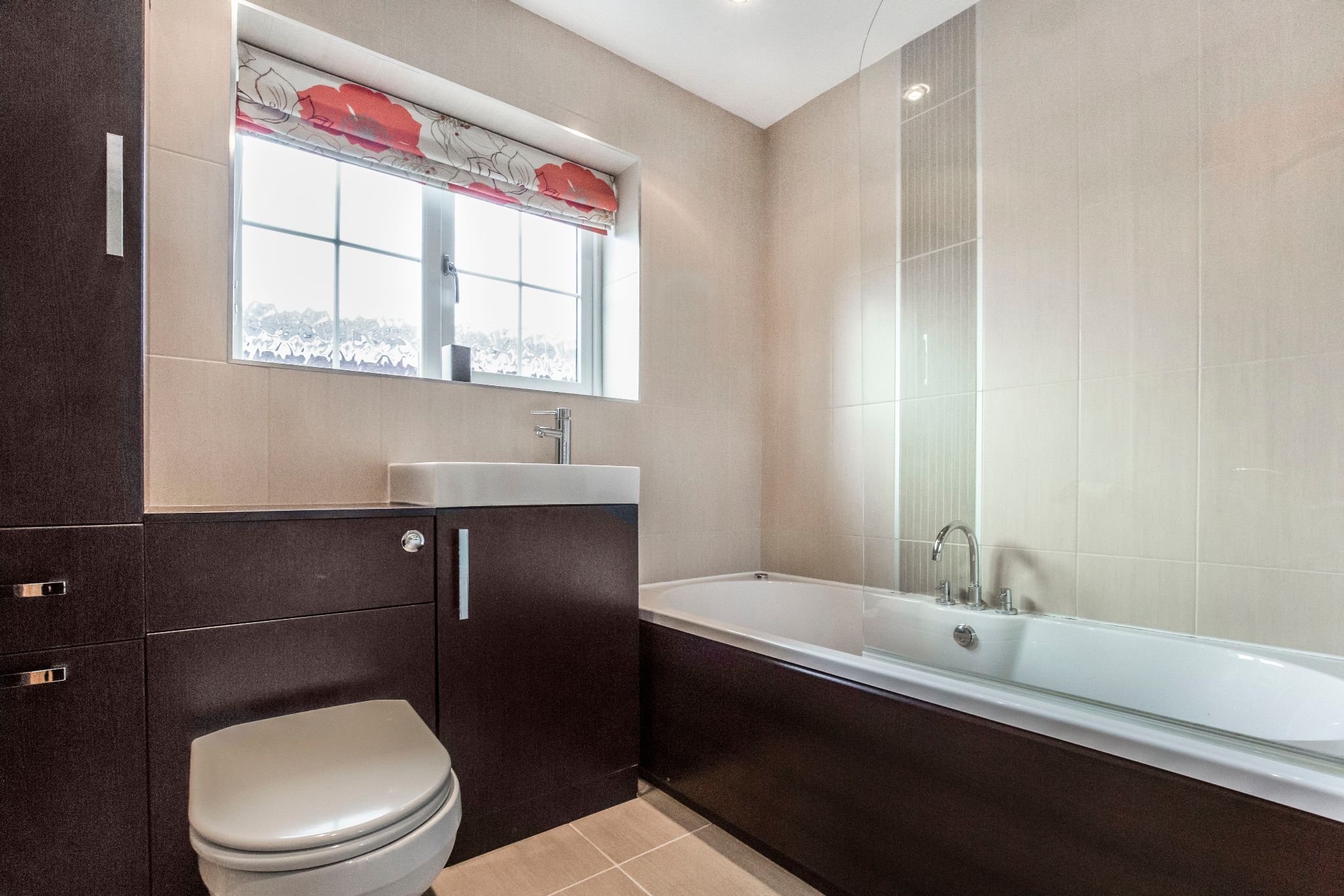 4 bedroom detached house To Let in St. Albans - Photograph 2