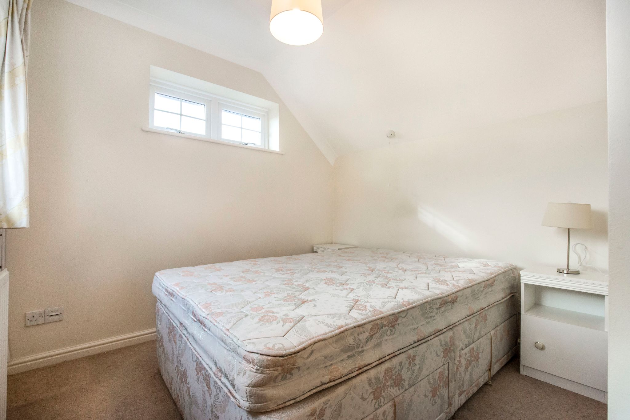 4 bedroom detached house To Let in St. Albans - Photograph 13