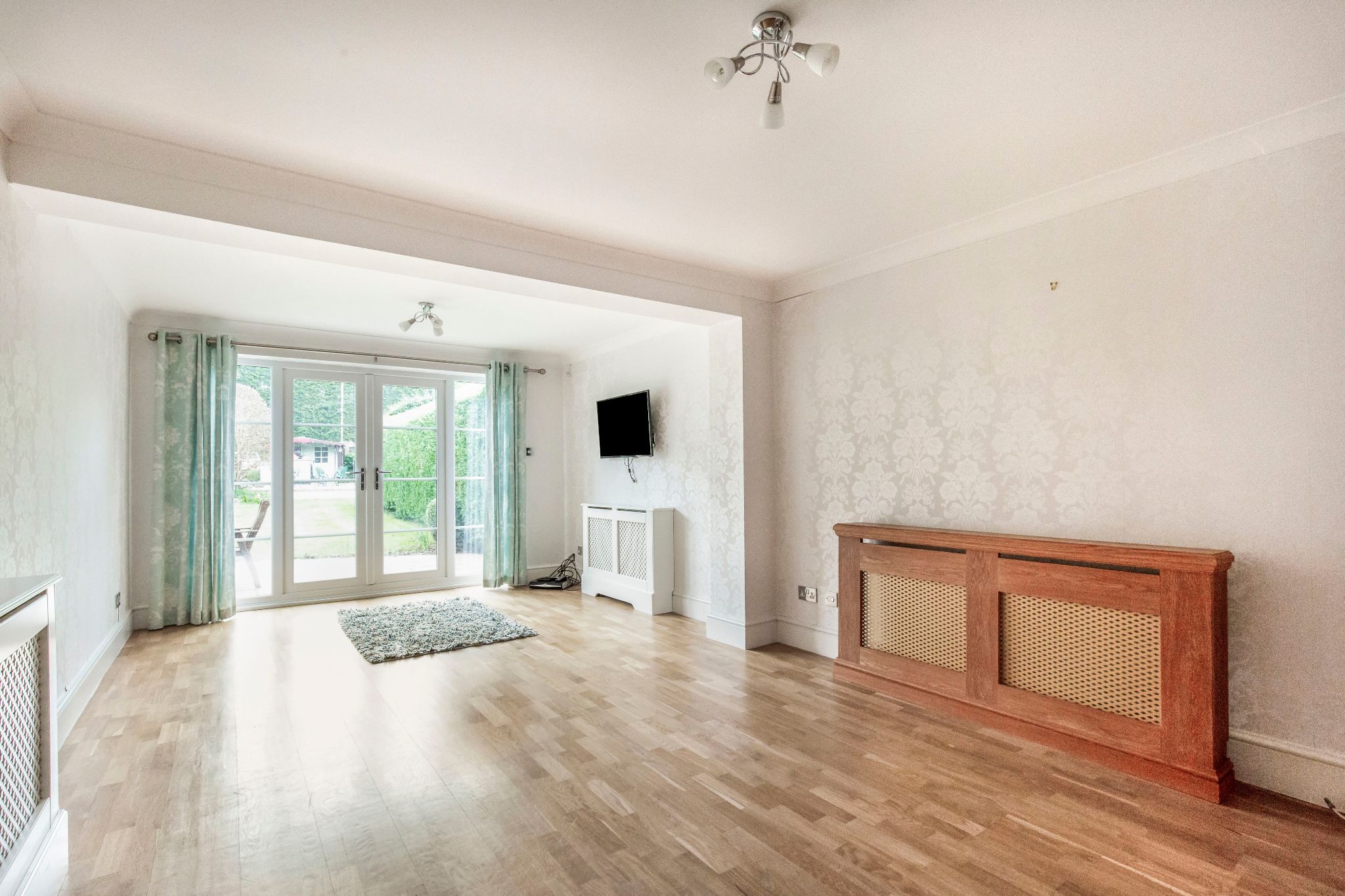 4 bedroom detached house To Let in St. Albans - Photograph 4