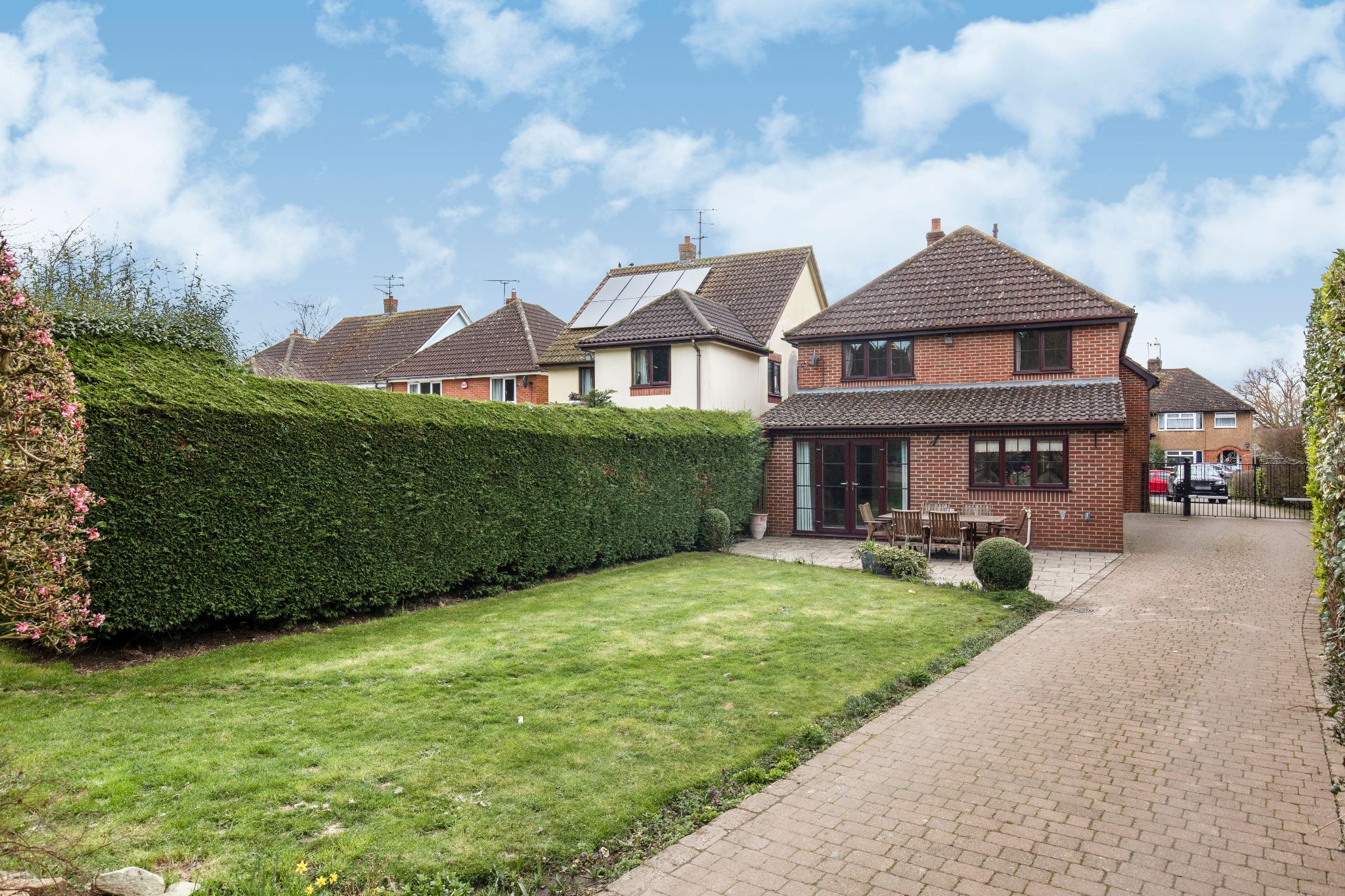 4 bedroom detached house To Let in St. Albans - Photograph 15
