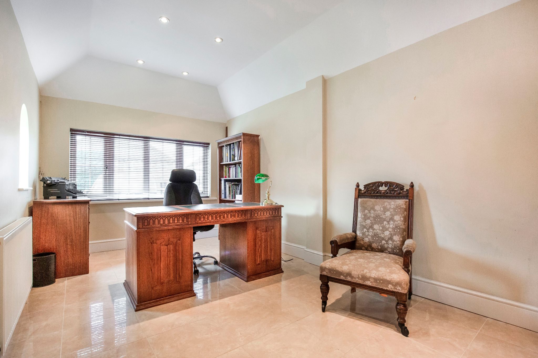 4 bedroom detached house To Let in St. Albans - Photograph 8