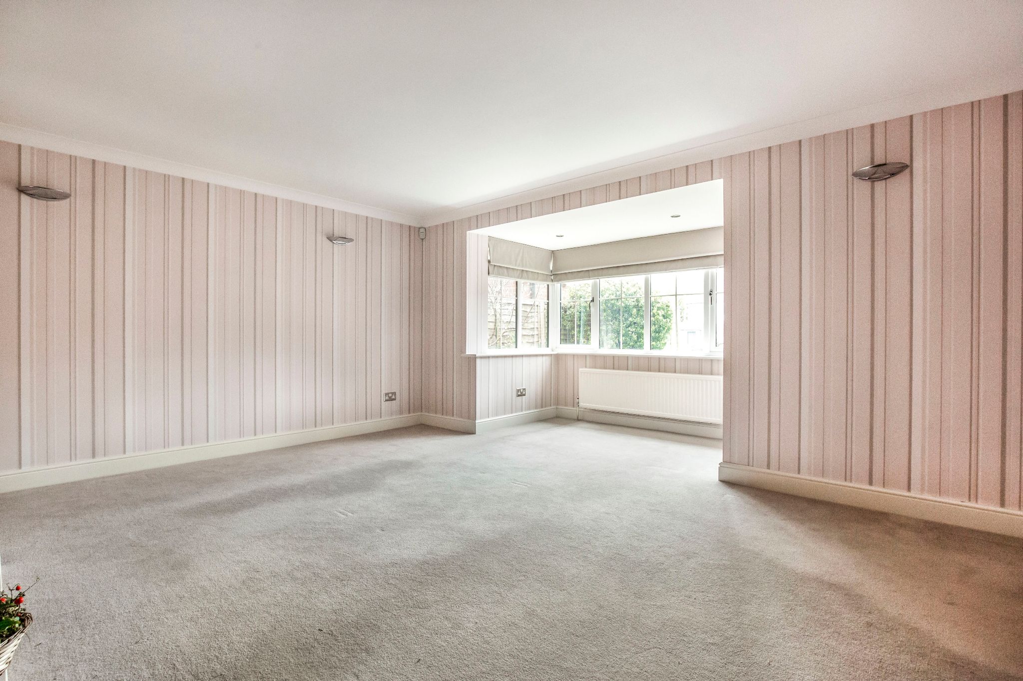 4 bedroom detached house To Let in St. Albans - Photograph 9