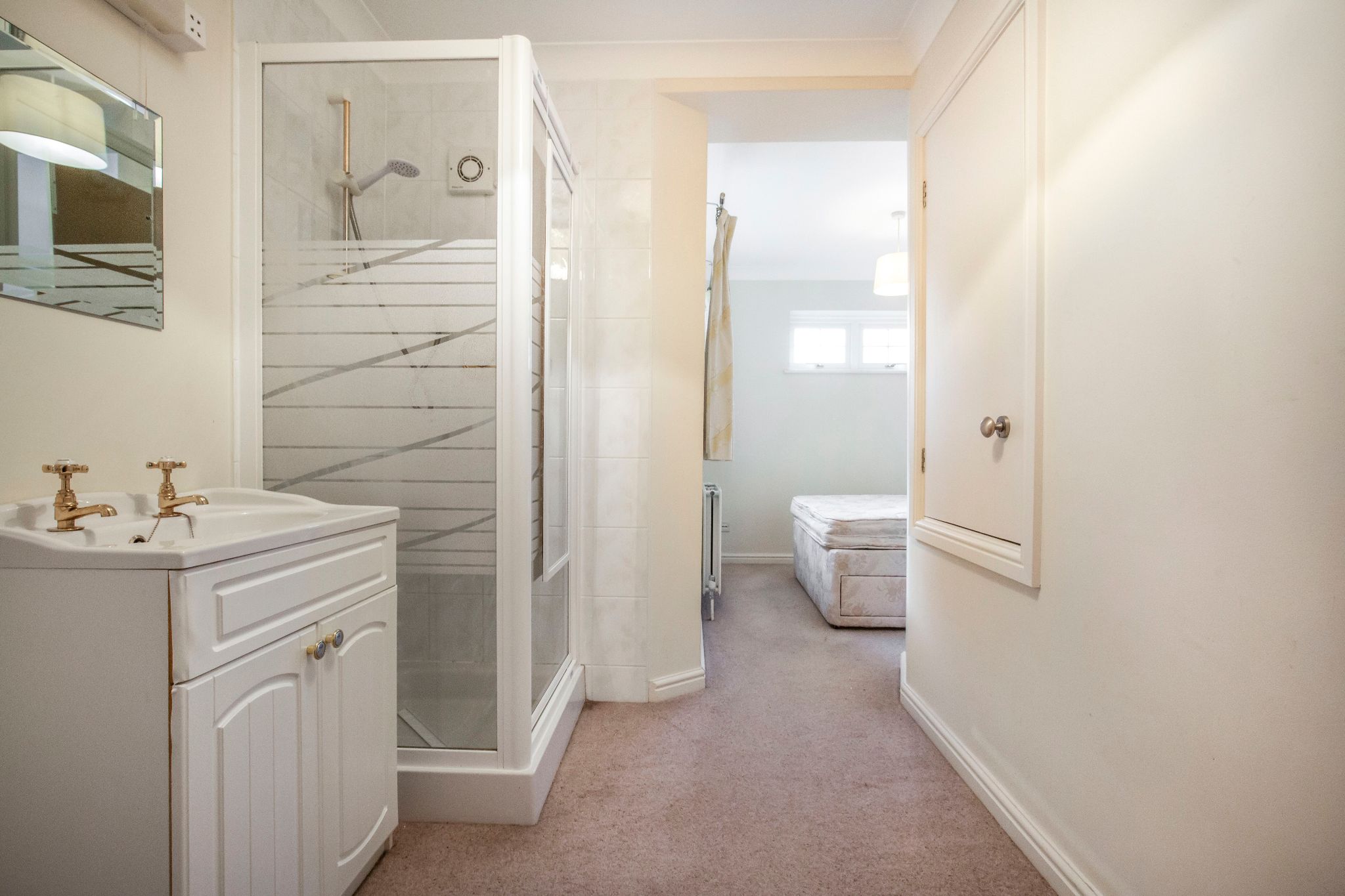4 bedroom detached house To Let in St. Albans - Photograph 14