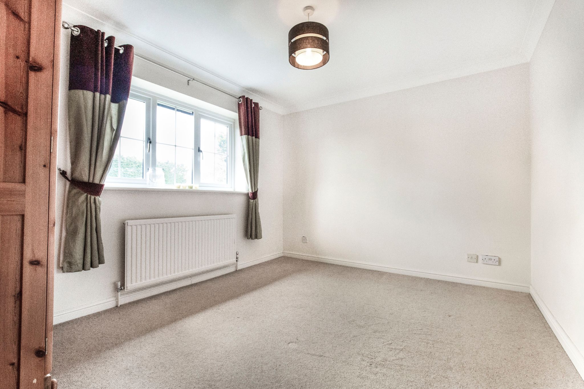 4 bedroom detached house To Let in St. Albans - Photograph 11