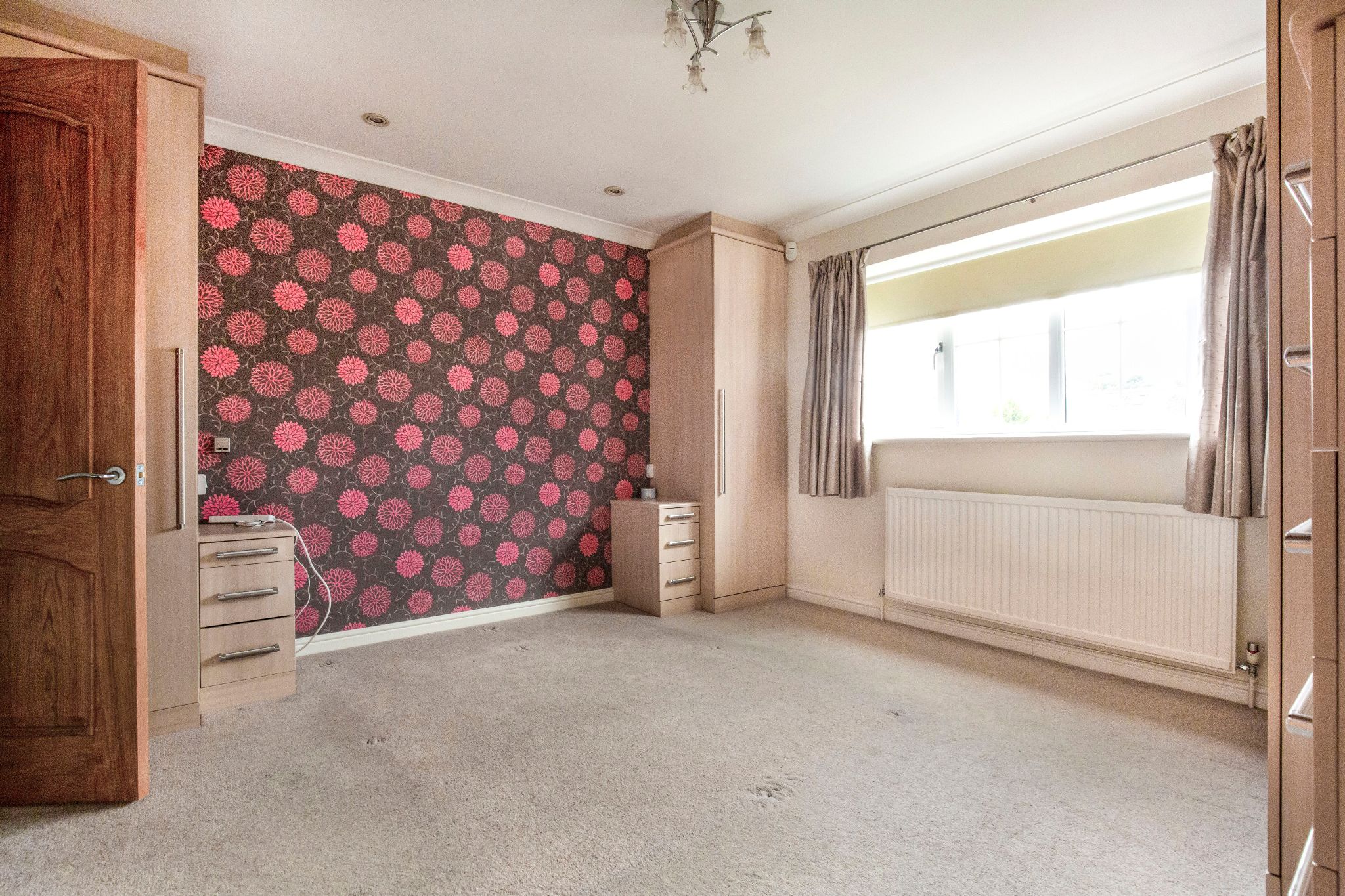 4 bedroom detached house To Let in St. Albans - Photograph 10