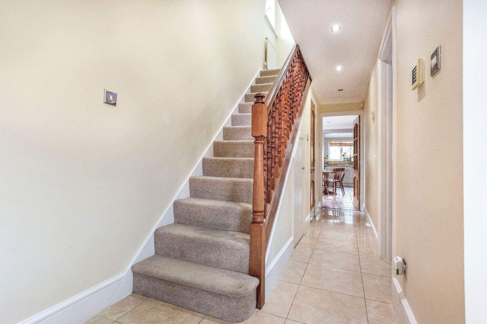 4 bedroom detached house To Let in St. Albans - Photograph 7