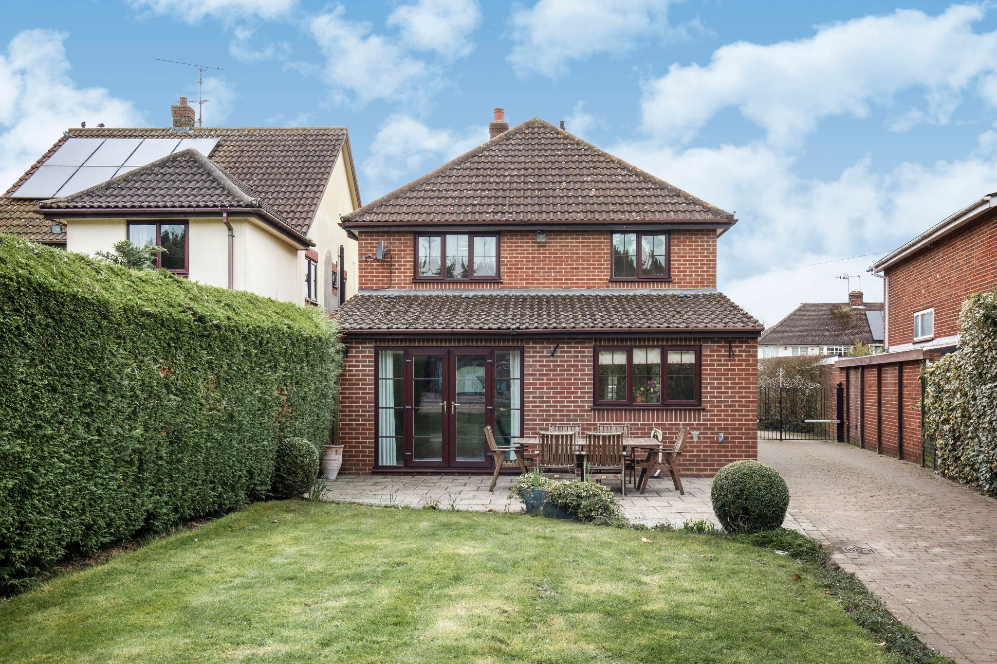 4 bedroom detached house To Let in St. Albans - Photograph 11
