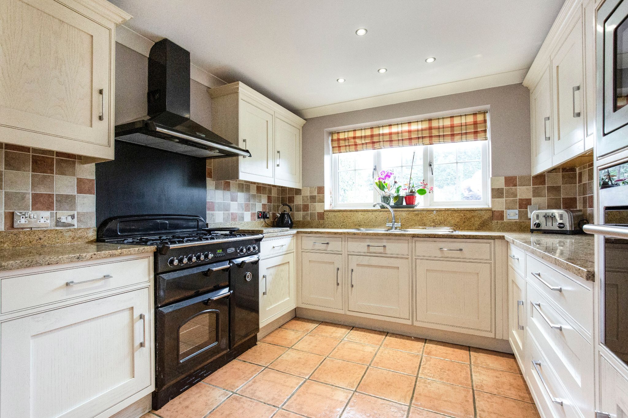 4 bedroom detached house To Let in St. Albans - Photograph 5