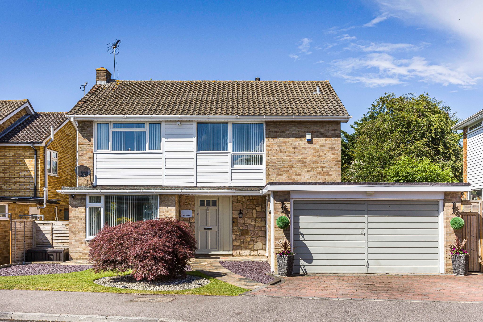 4 bedroom detached house Sale Agreed in Potters Bar - Photograph 2
