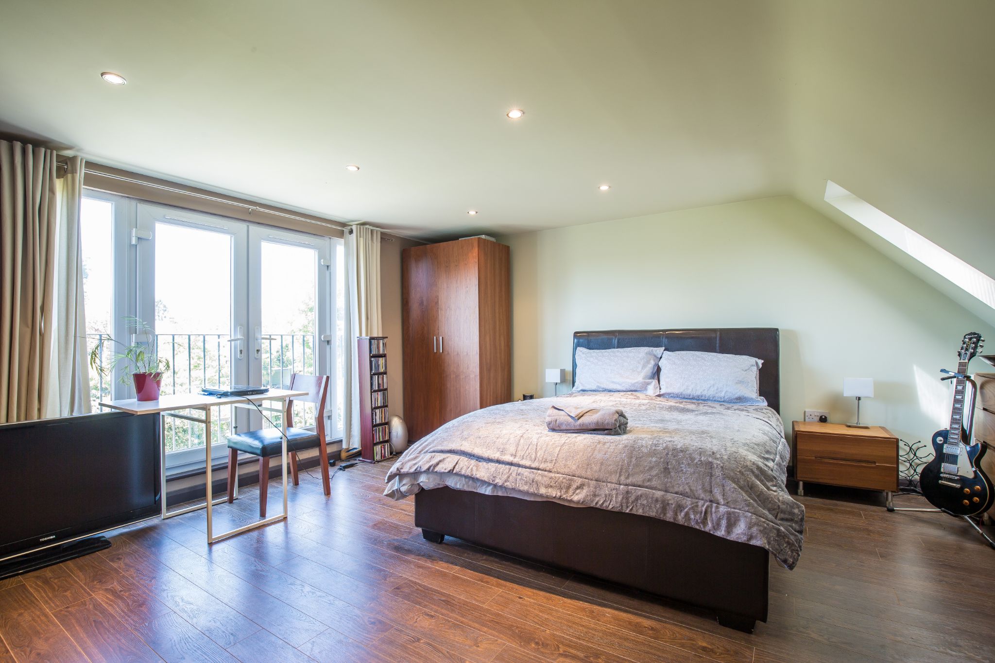4 bedroom detached house For Sale in Brookmans Park - Photograph 17