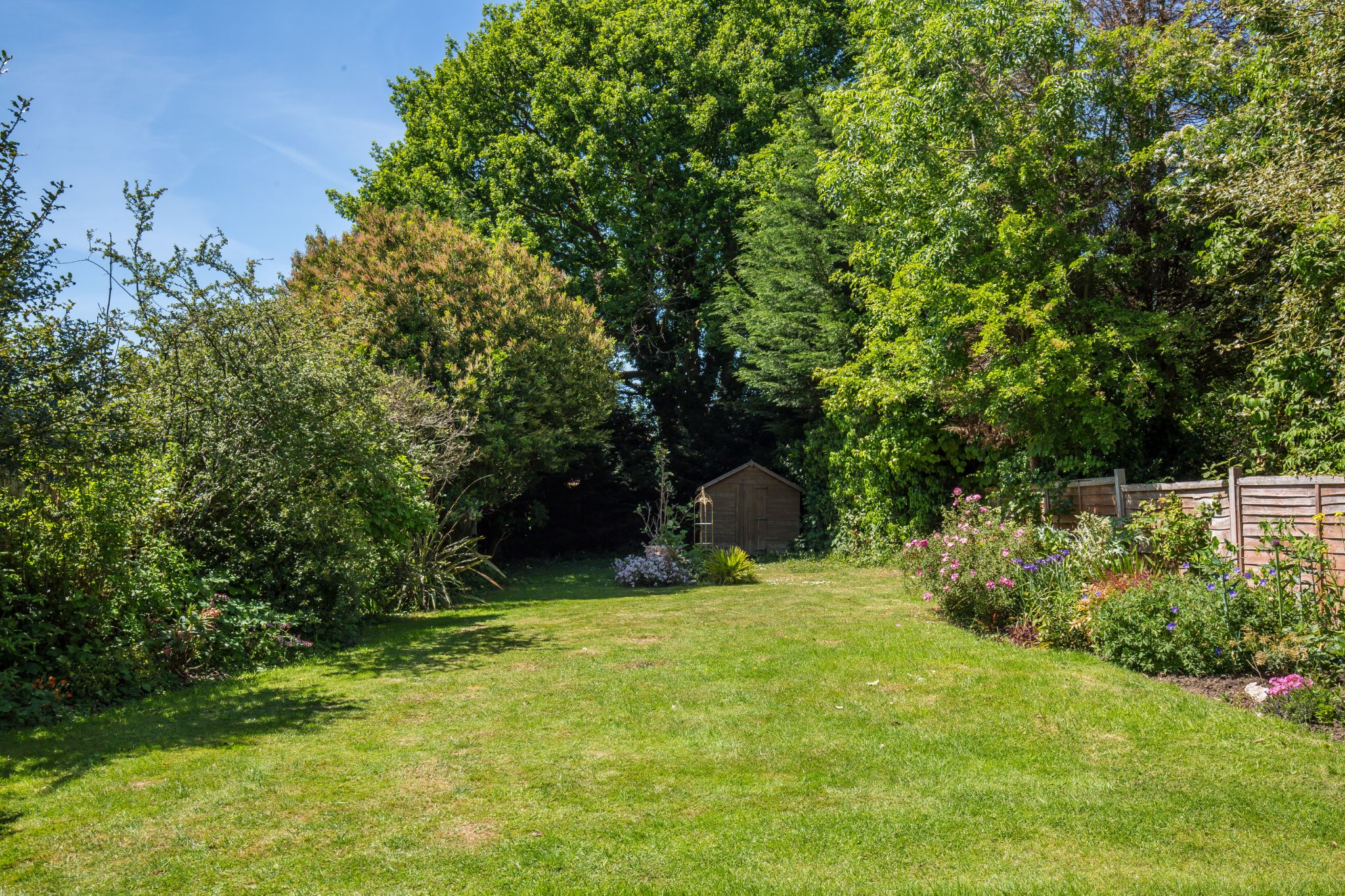 4 bedroom detached house For Sale in Brookmans Park - Photograph 14