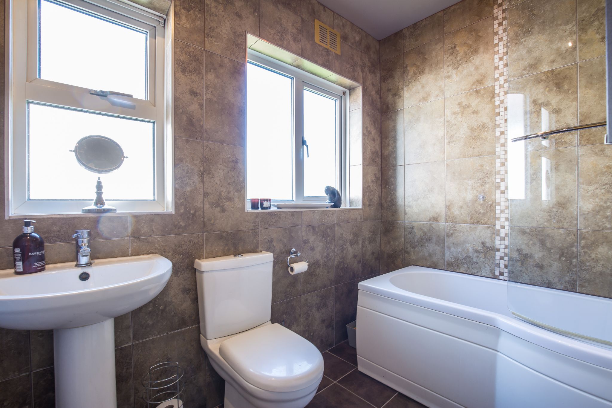 4 bedroom detached house For Sale in Brookmans Park - Photograph 19