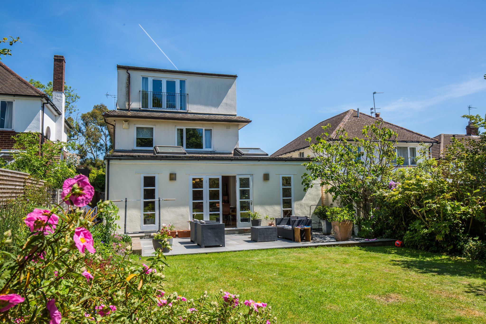 4 bedroom detached house Sale Agreed in Brookmans Park - Photograph 8