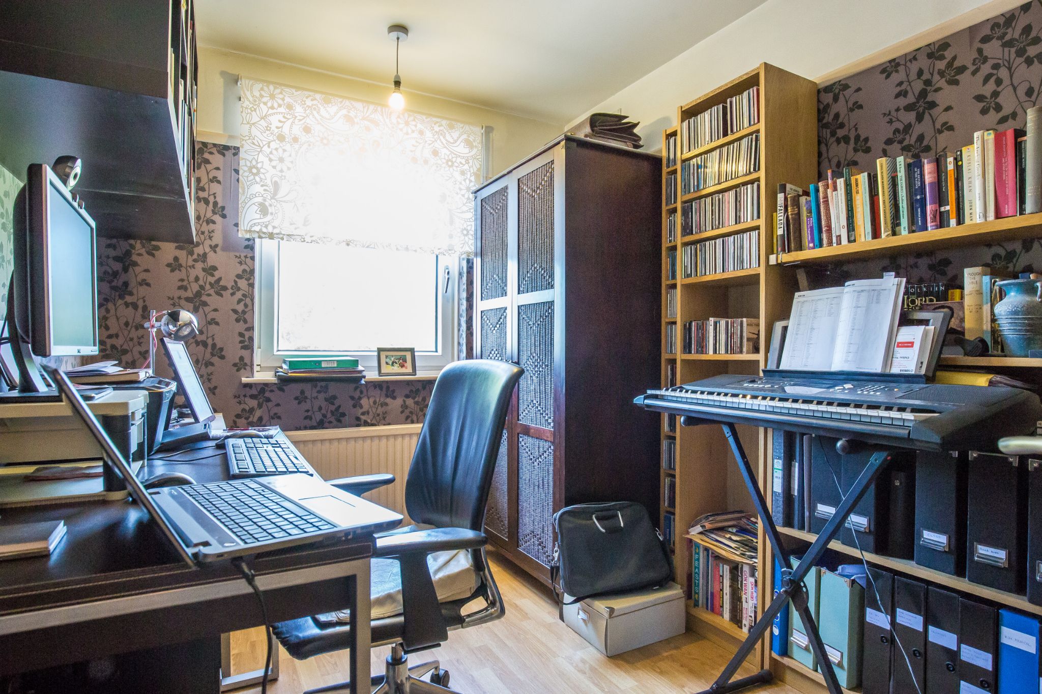 4 bedroom detached house For Sale in Brookmans Park - Photograph 9