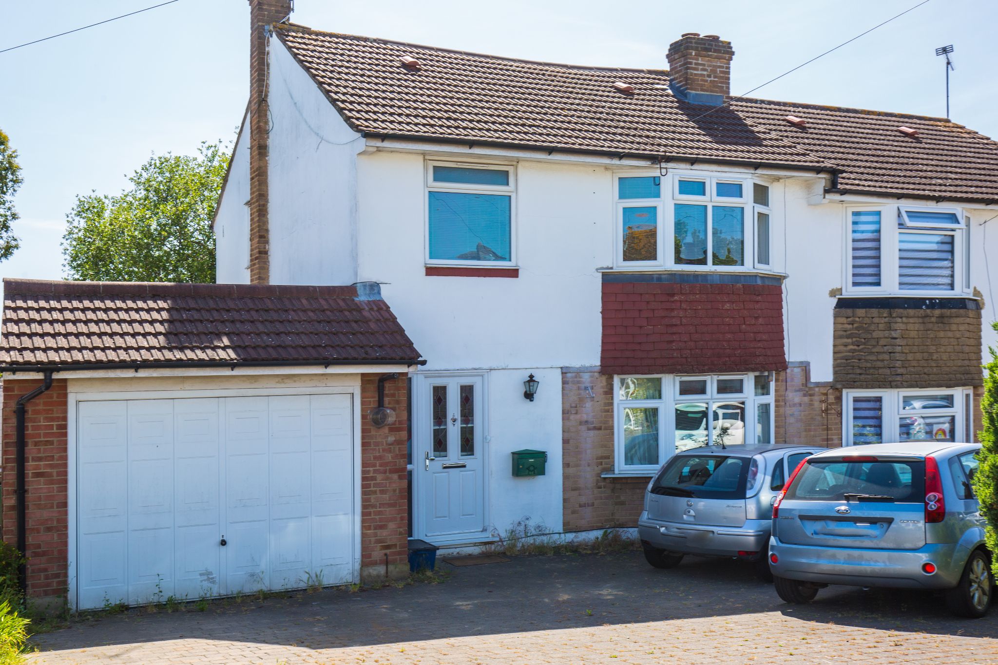 3 bedroom semi-detached house For Sale in Potters Bar - Photograph 1