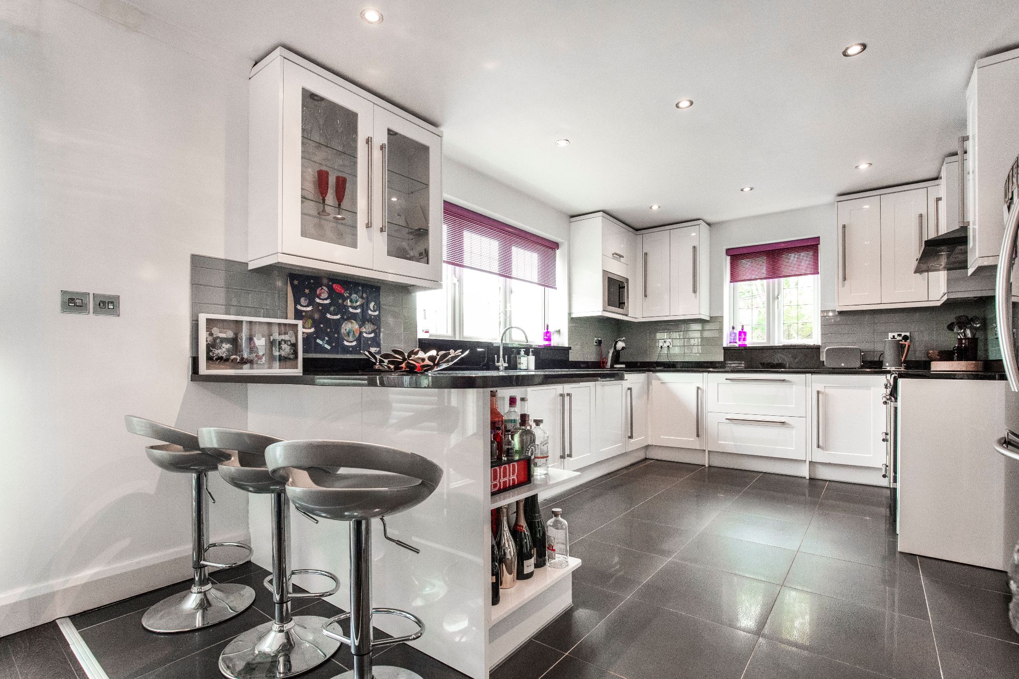 3 bedroom semi-detached house For Sale in Potters Bar - Photograph 3