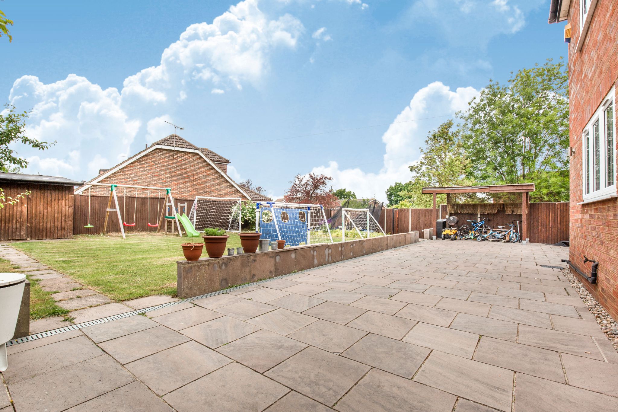 3 bedroom semi-detached house For Sale in Potters Bar - Photograph 21