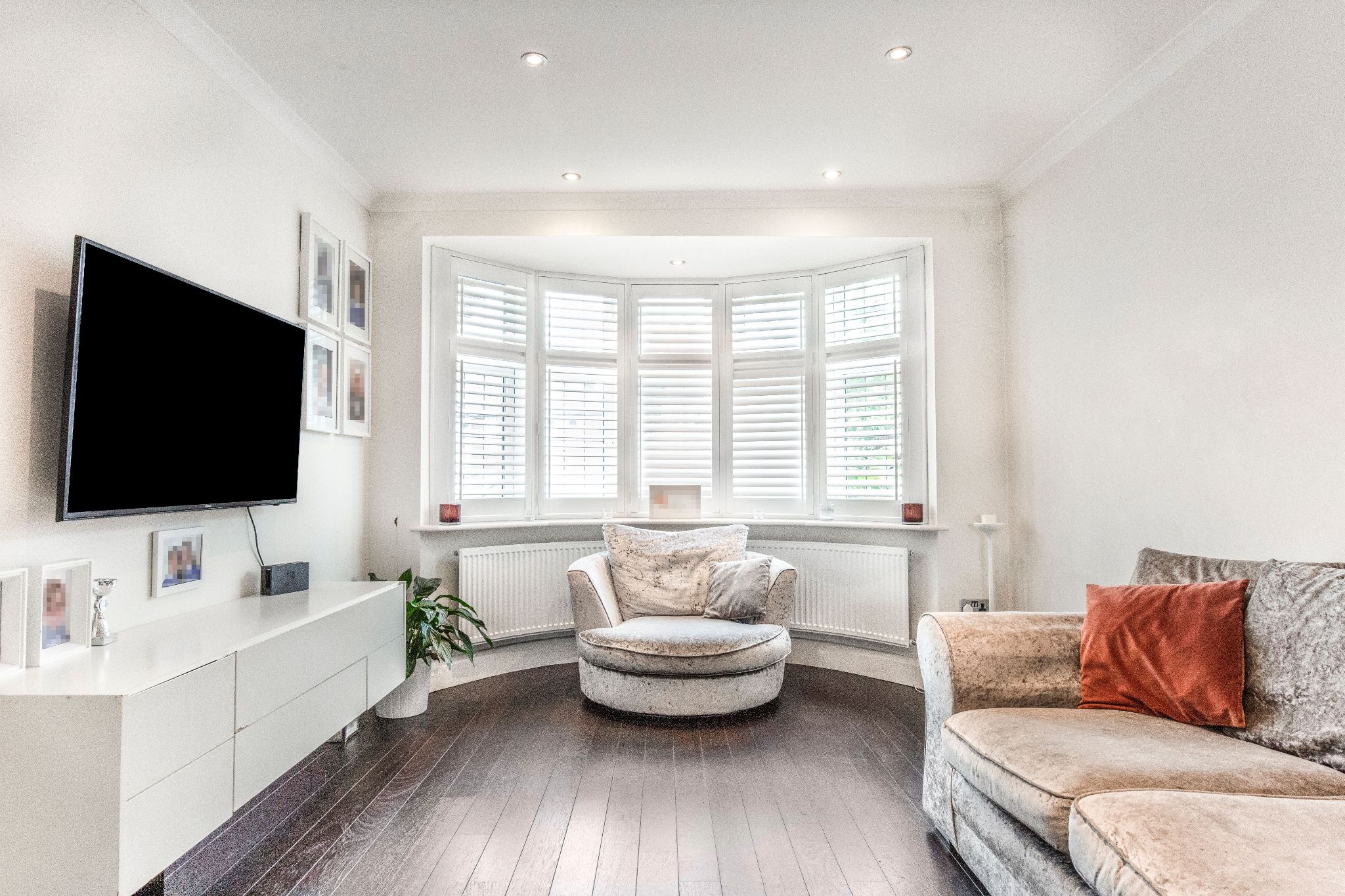 3 bedroom semi-detached house For Sale in Potters Bar - Photograph 8