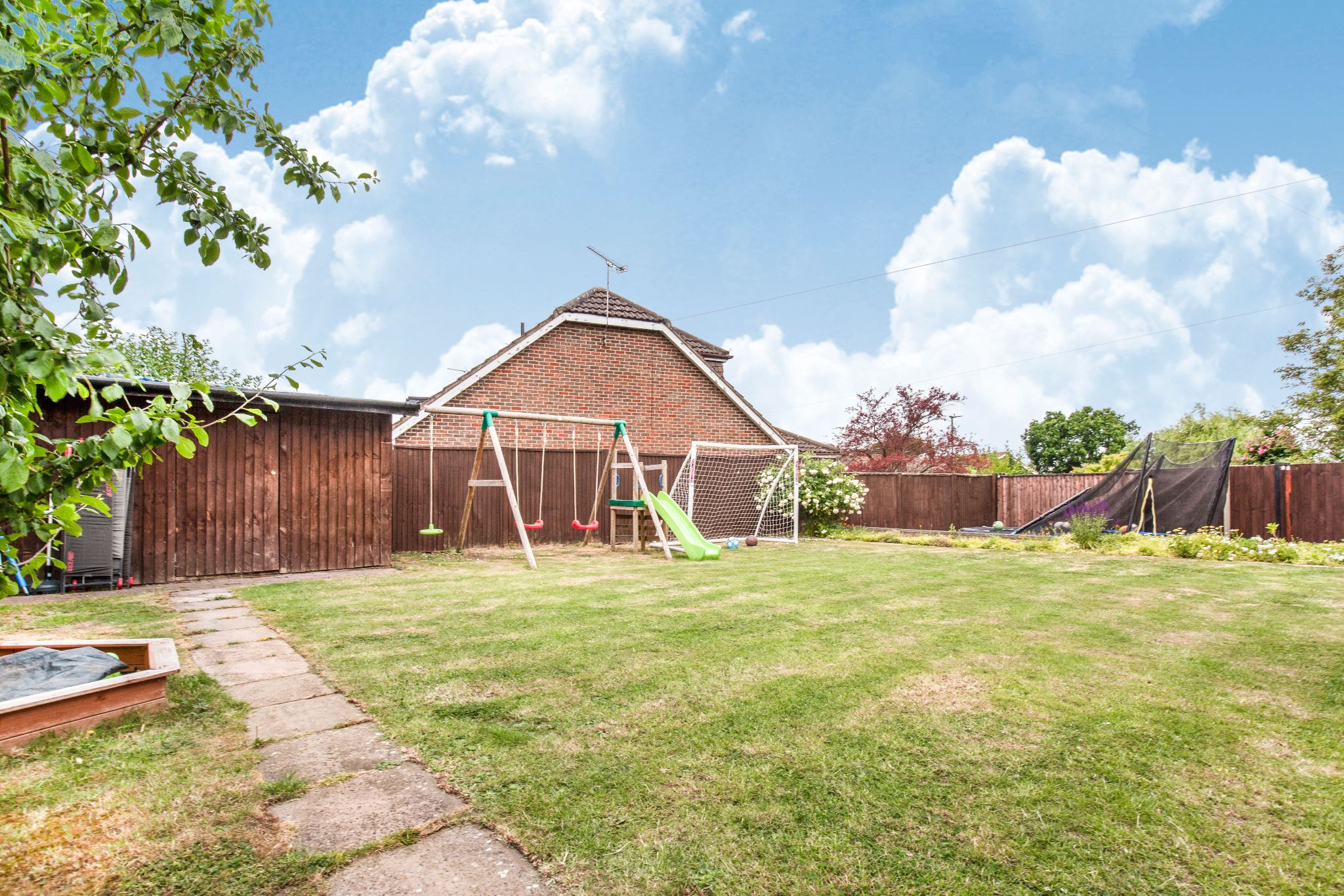 3 bedroom semi-detached house For Sale in Potters Bar - Photograph 20