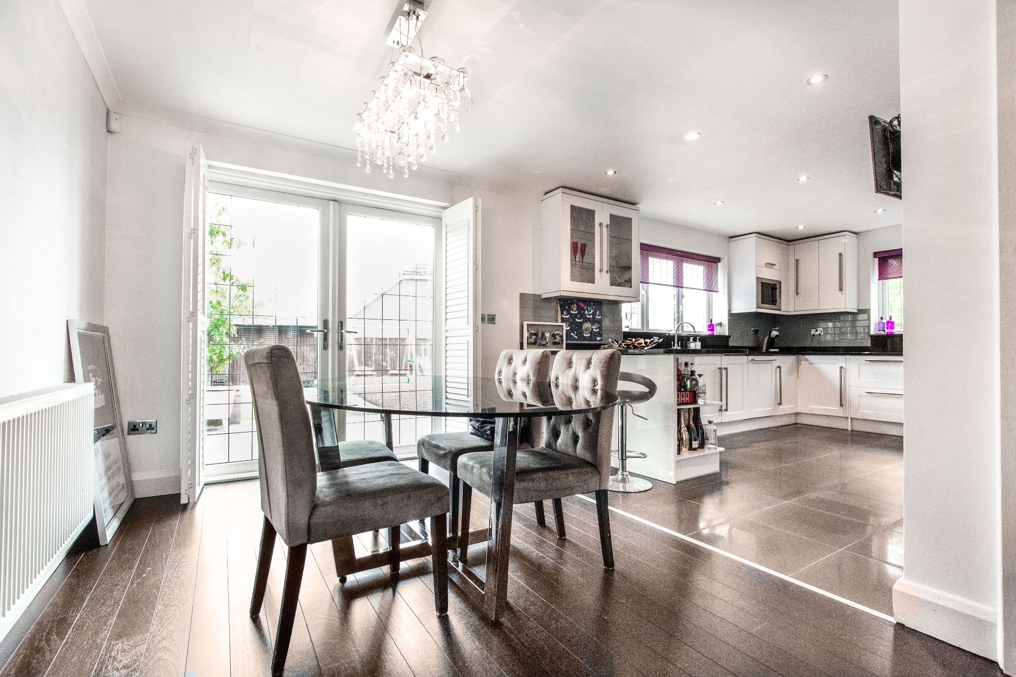 3 bedroom semi-detached house For Sale in Potters Bar - Photograph 2