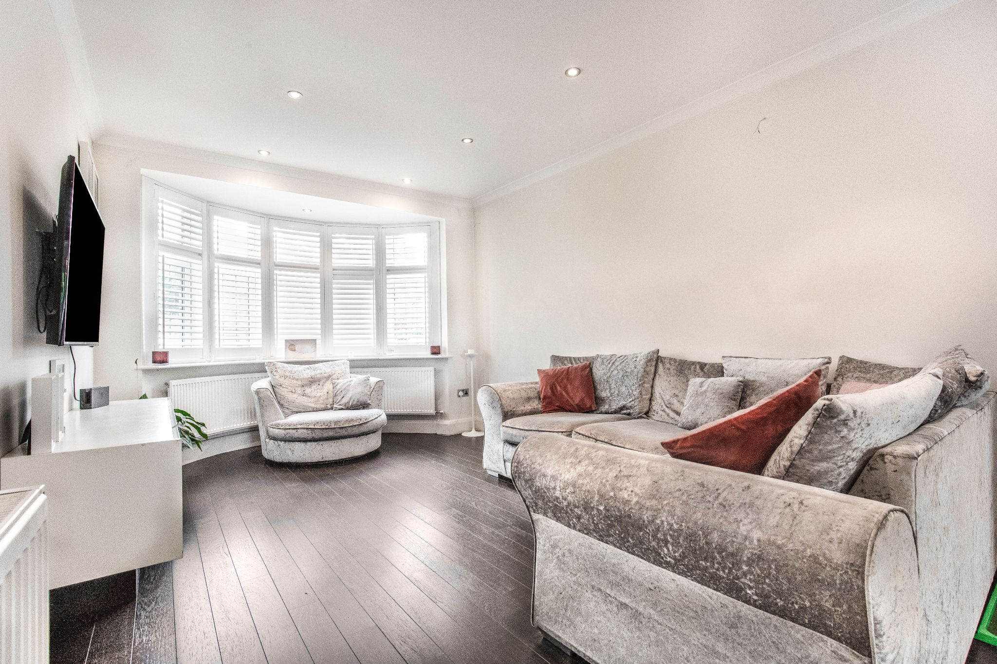 3 bedroom semi-detached house For Sale in Potters Bar - Photograph 4