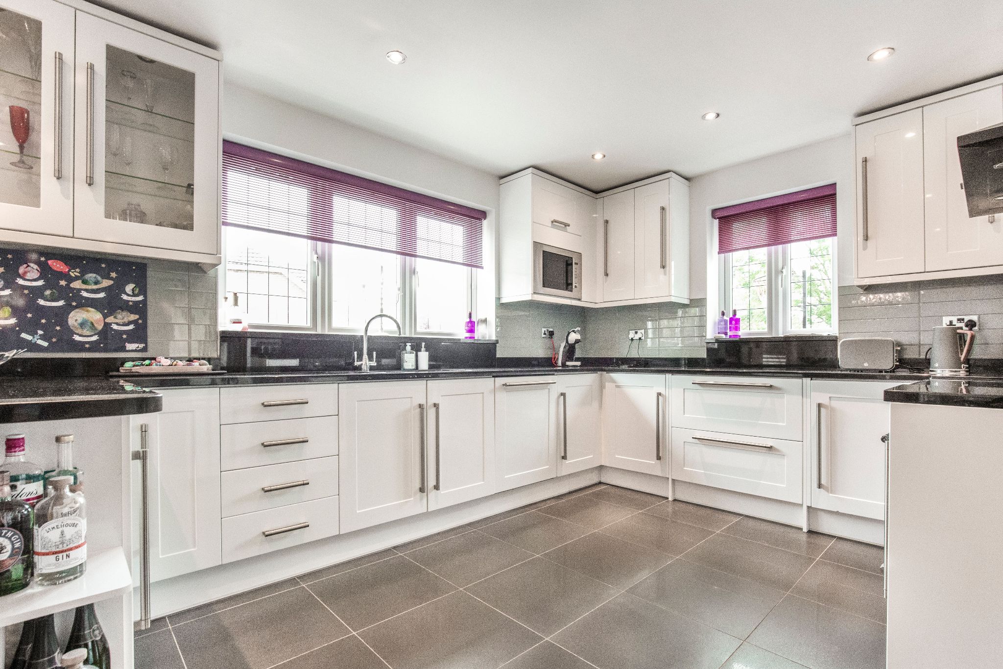 3 bedroom semi-detached house For Sale in Potters Bar - Photograph 7
