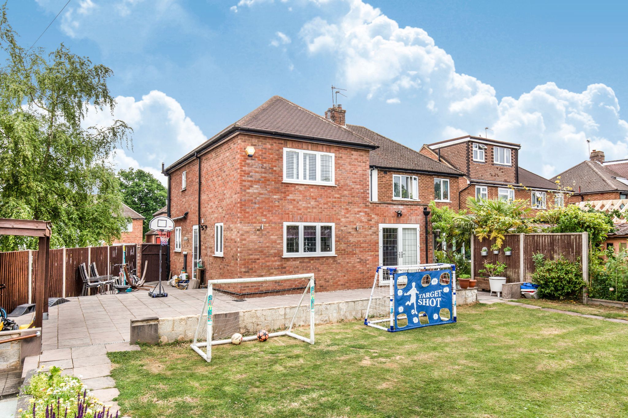 3 bedroom semi-detached house For Sale in Potters Bar - Photograph 19