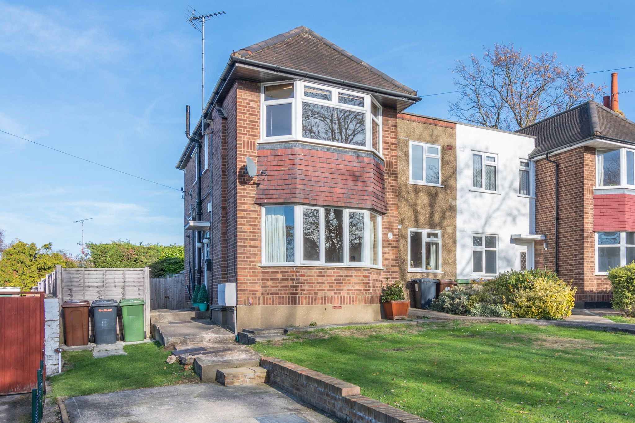 2 bedroom maisonette flat/apartment For Sale in Potters Bar - Photograph 1